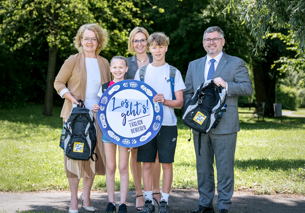 Landesrätin Christiane Teschl-Hofmeister, „Tut gut!“-Chefin Alexandra Pernsteiner-Kappl (Mi.) und Landesrat Ludwig Schleritzko  freuen sich mit Anna und Lukas über mehr Bewegung in den Schulen durch die „Tut gut!“-Schulwandertage.