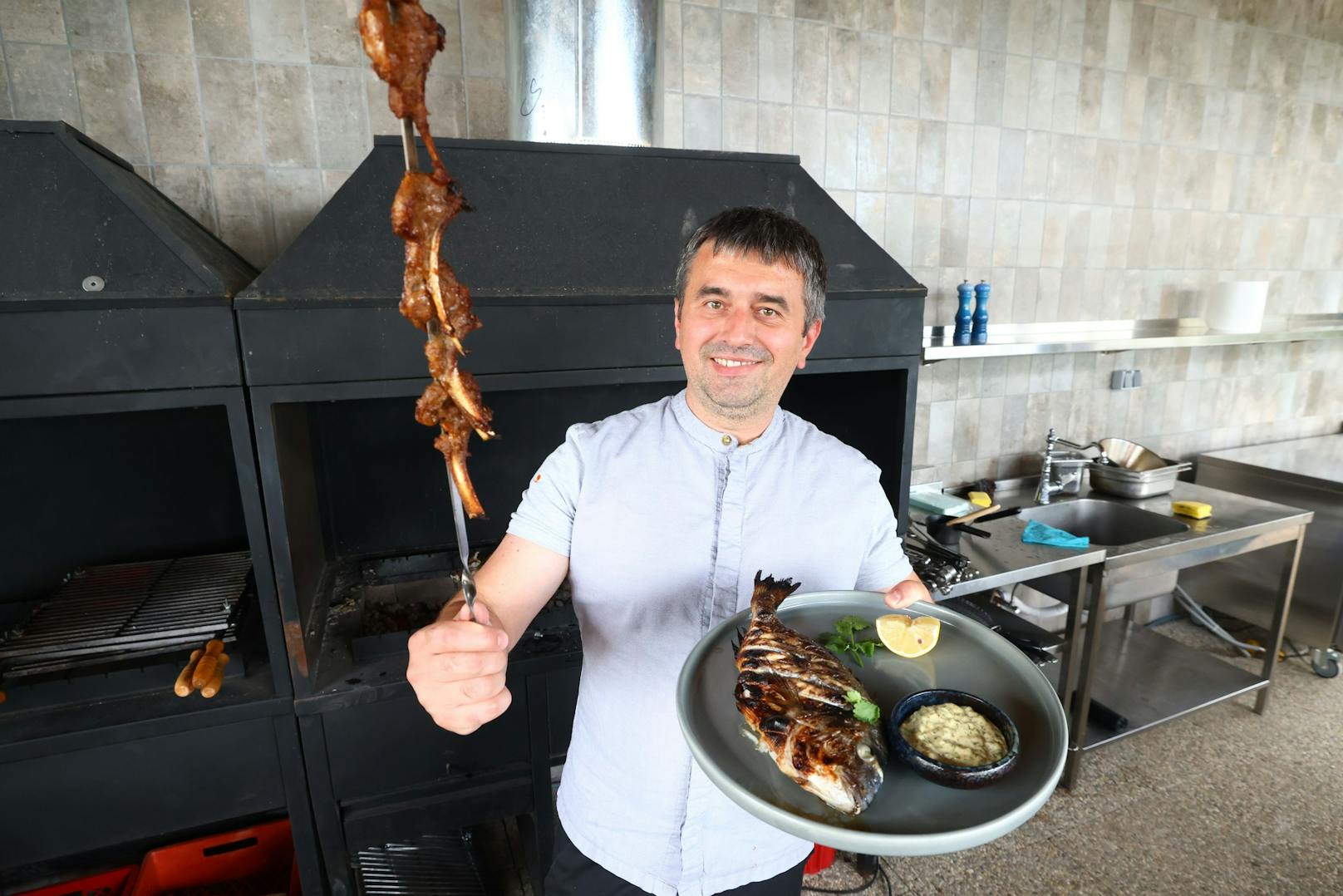 Küchenchef Mark Verbytskyi setzt auf Grillspezialitäten – vom Huhn, über die Dorade (siehe Bild) bis zur Aubergine.