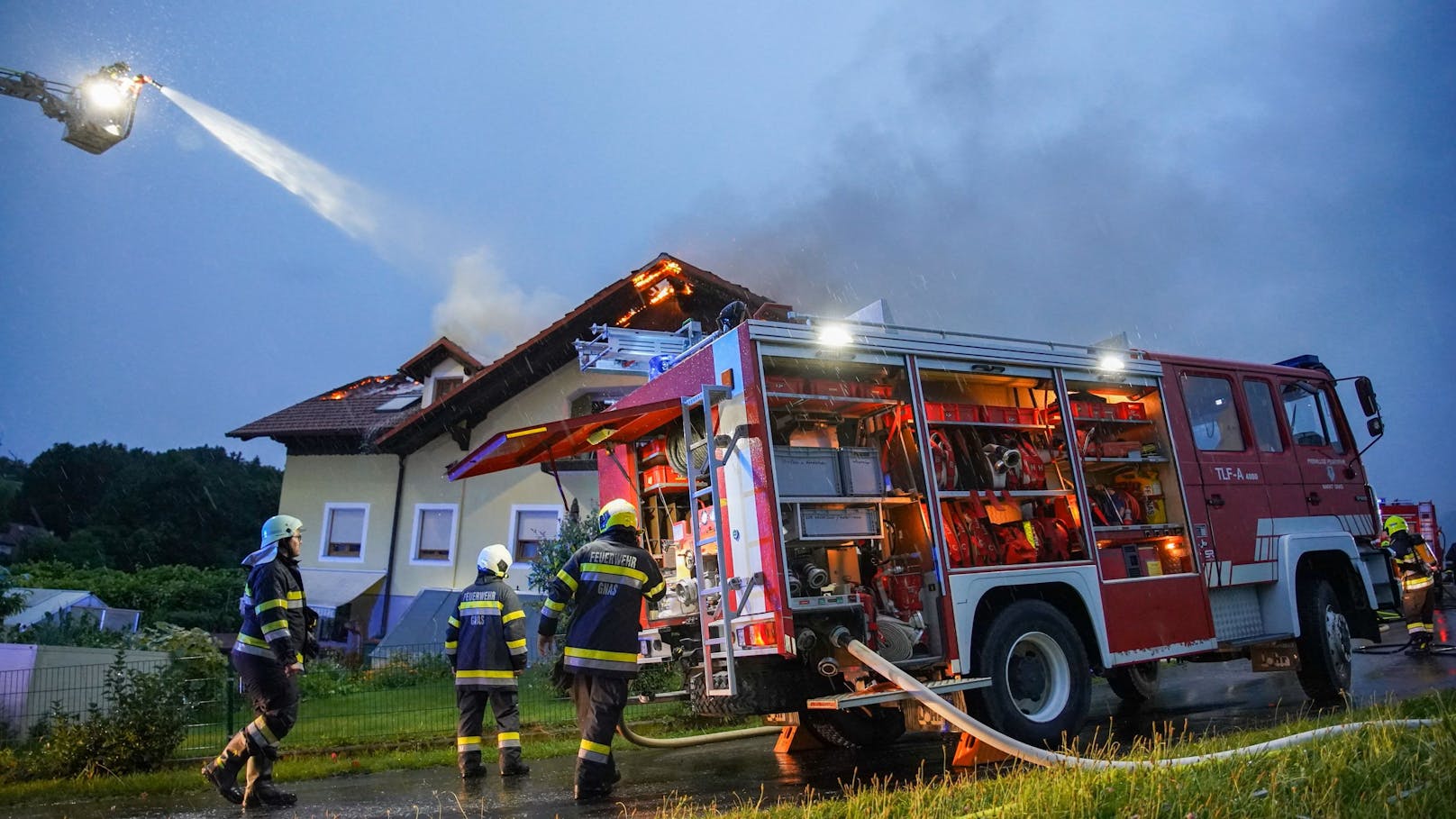 Im Haus befanden sich beim Brandausbruch sechs Personen, eine davon erlitt bei der Flucht aus dem Brandobjekt Verletzungen unbestimmten Grades.&nbsp;