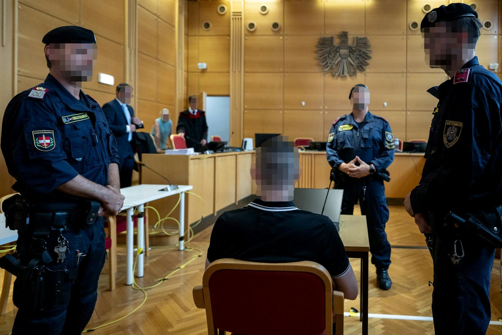 Der Medienandrang für den Prozess war wie erwartet groß. Um 9.26 Uhr öffnet sich die Tür des Saal 61 am Linzer Landesgericht.