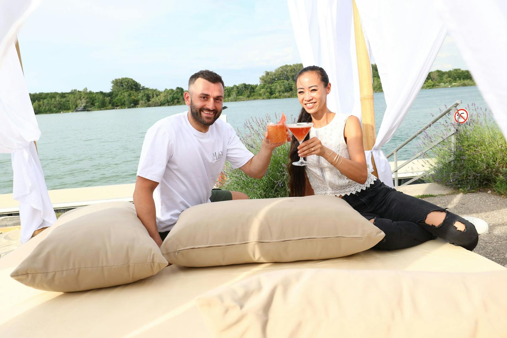 Barchef Dionis Camaj und Managerin Christina Tran stoßen auf die Eröffnung des "Maya Gardens" an.