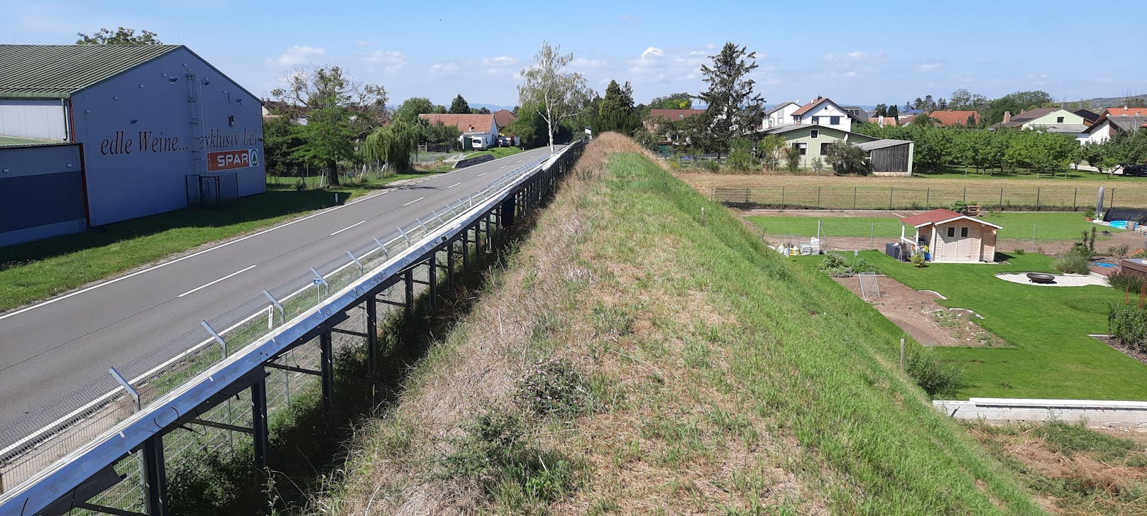 PV-Anlage auf einem Erdlärmschutzwall in Fels am Wagram