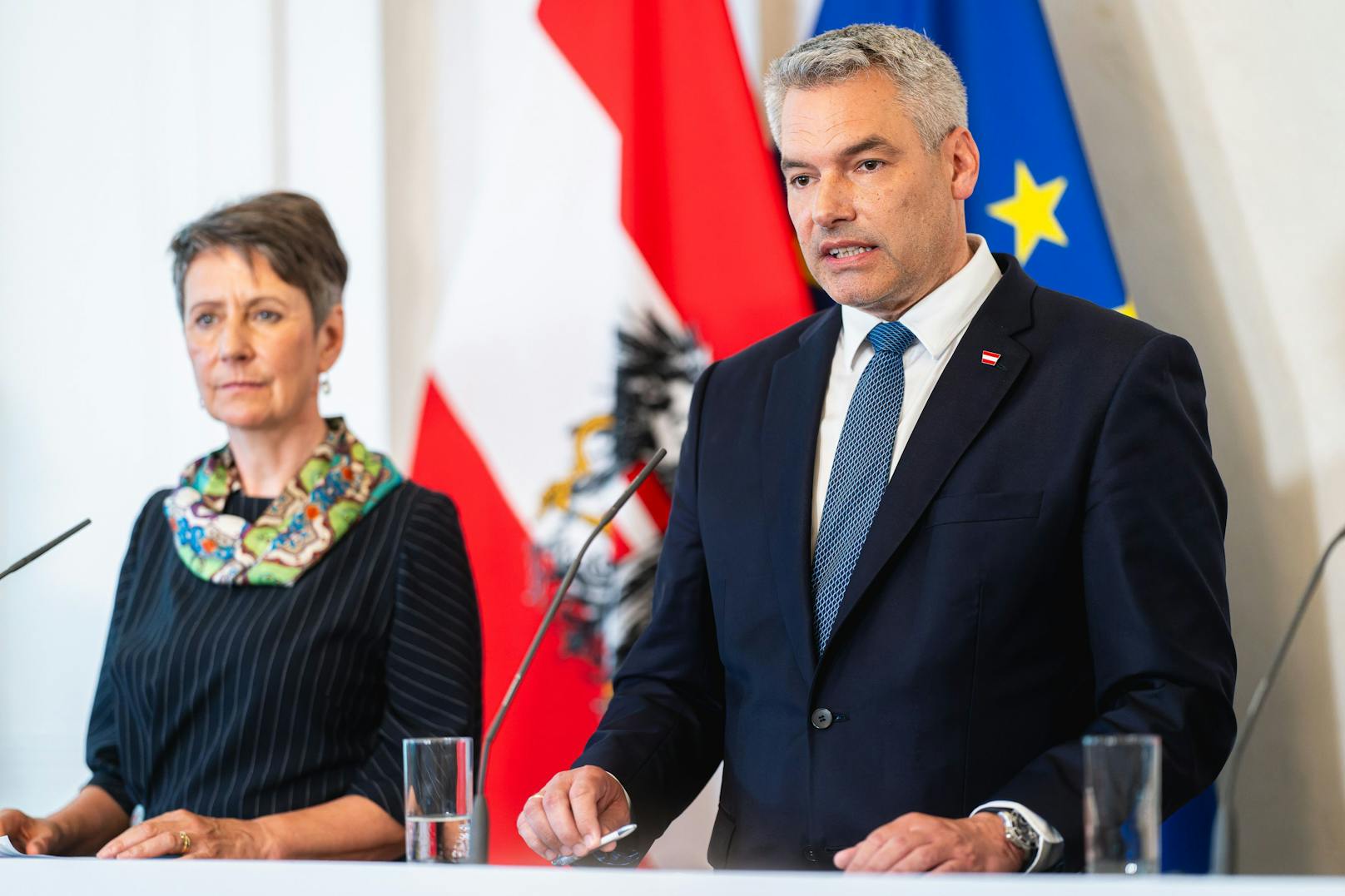 Am 13. Juli 2023 lud die Bundesregierung Expertinnen und Experten sowie die zuständigen Ministerinnen und Minister zu einem Mikrochips-Gipfel. Im Bild Bundeskanzler Karl Nehammer (2.v.l.), Bundesministerin Leonore Gewessler (2.v.r.), Bundesminister Martin Kocher (r.) und CEO von Infineon Technologies (Austria), Sabine Herlitschka (l.).