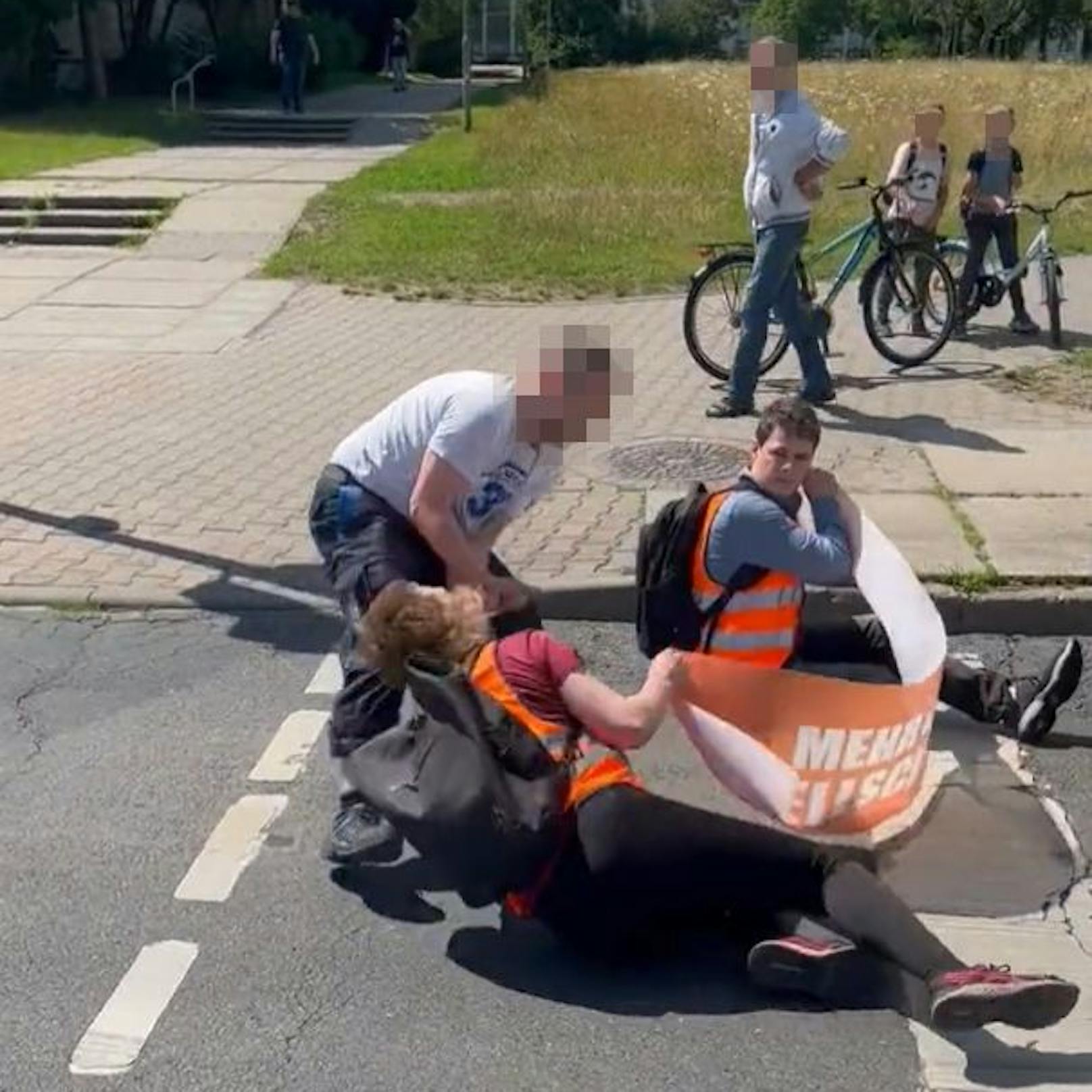 Eskalation in Stralsund am 12. Juli 2023: Ein Lkw-Lenker fuhr absichtlich mitten in die Straßenblockade der Letzten Generation, drohte den Aktivisten mit Faustschlägen. Vor den Augen mehrerer Volksschüler.