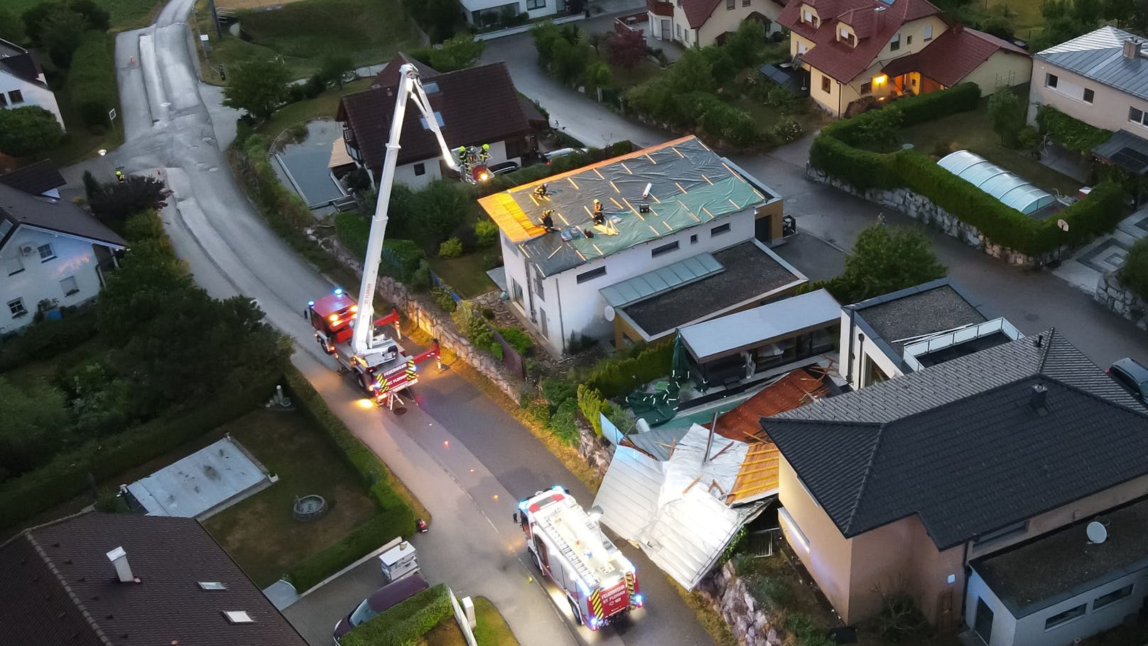 In St. Florian bei Linz stürzte ein Dach beim Sturm herunter, krachte in den Pool davor.