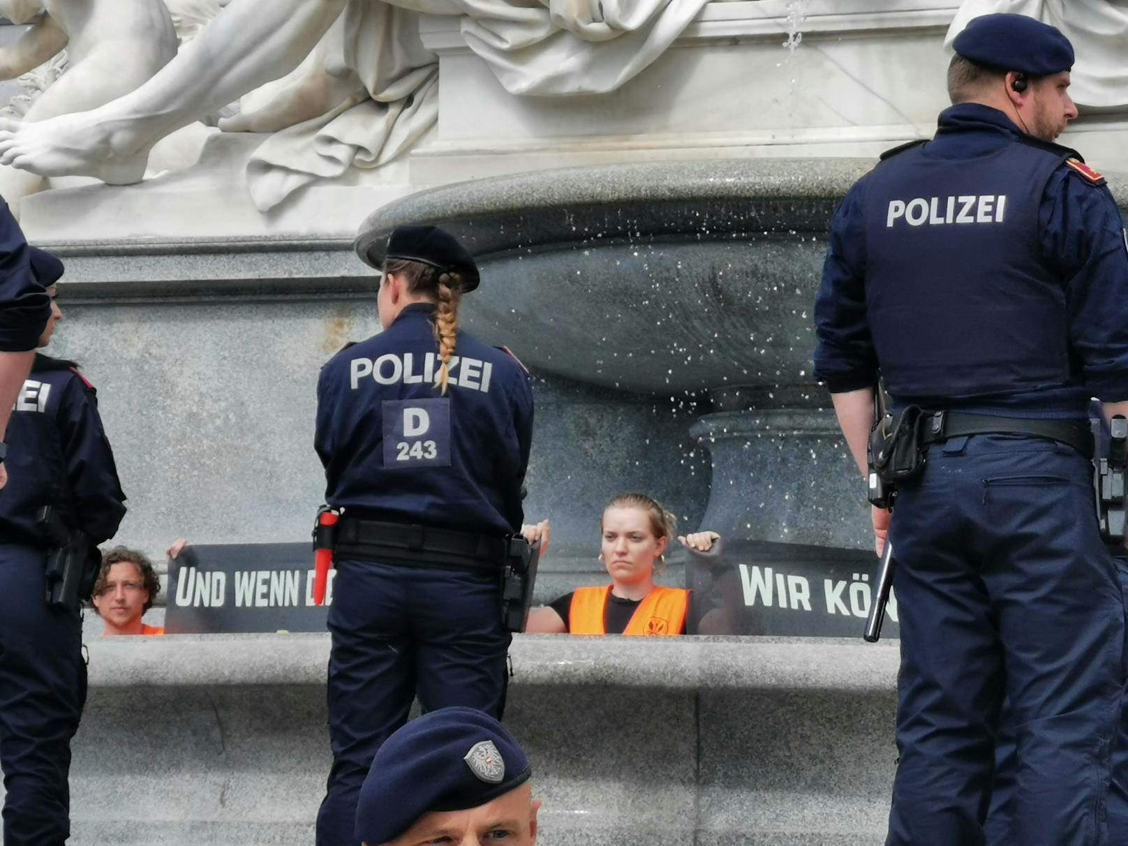 Aktivisten der Letzten Generation versenkten sich am 13. Juli 2023 im Pallas-Athene-Brunnen vor dem Parlament.