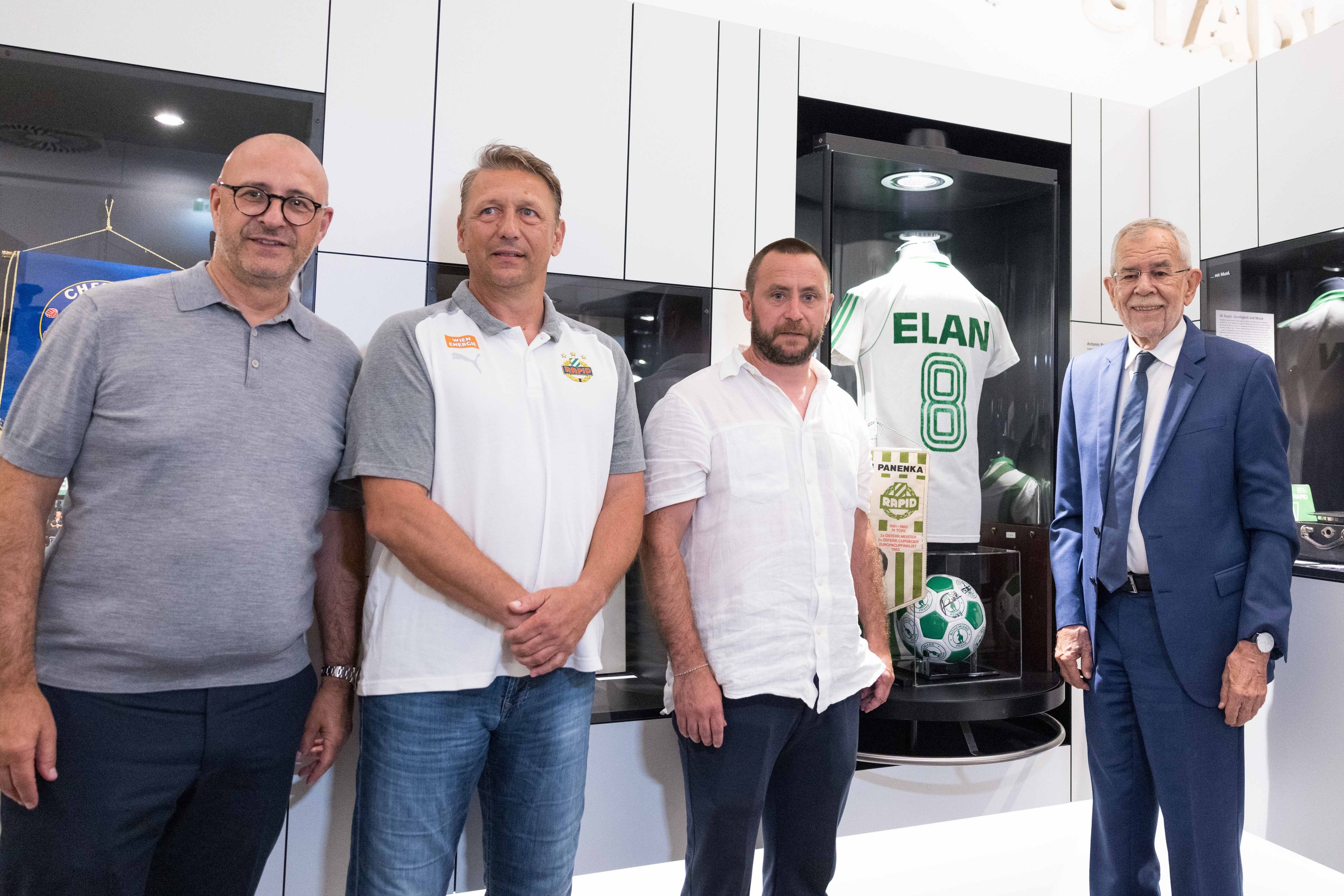 Bundespräsident Alexander Van der Bellen (r.) mit Marcus Knipping, Zoran Barisic und Steffen Hofmann (v. l.) im Rapideum.