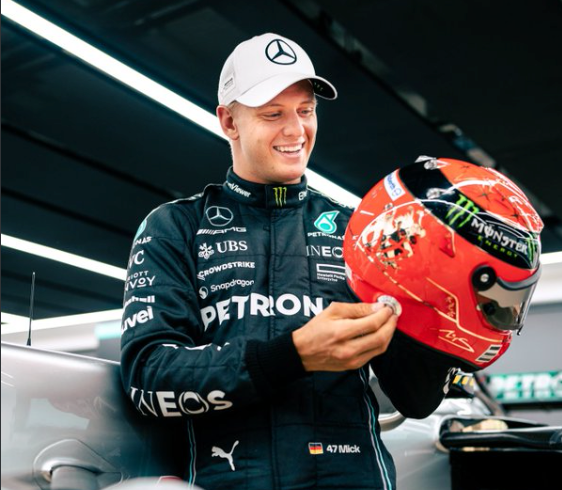 Mick Schumacher mit dem Helm seines Vaters Michael.