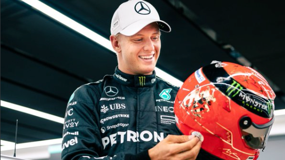 Mick Schumacher mit dem Helm seines Vaters Michael.