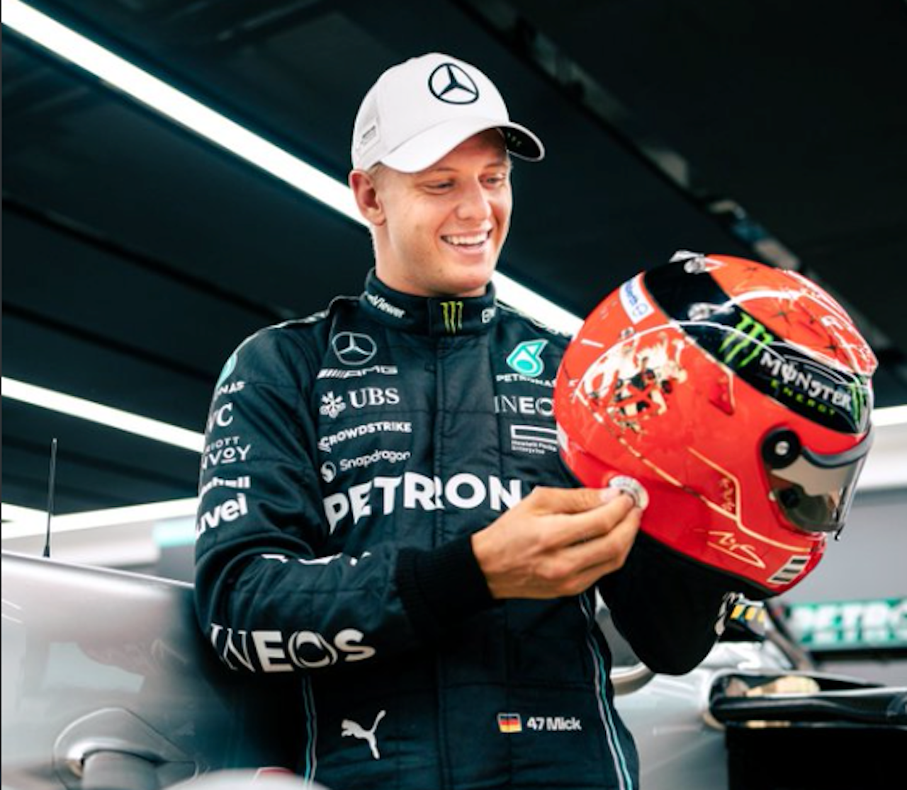 Heute.at - F1-Gänsehaut! Mick Schumacher rast mit Helm des Papas