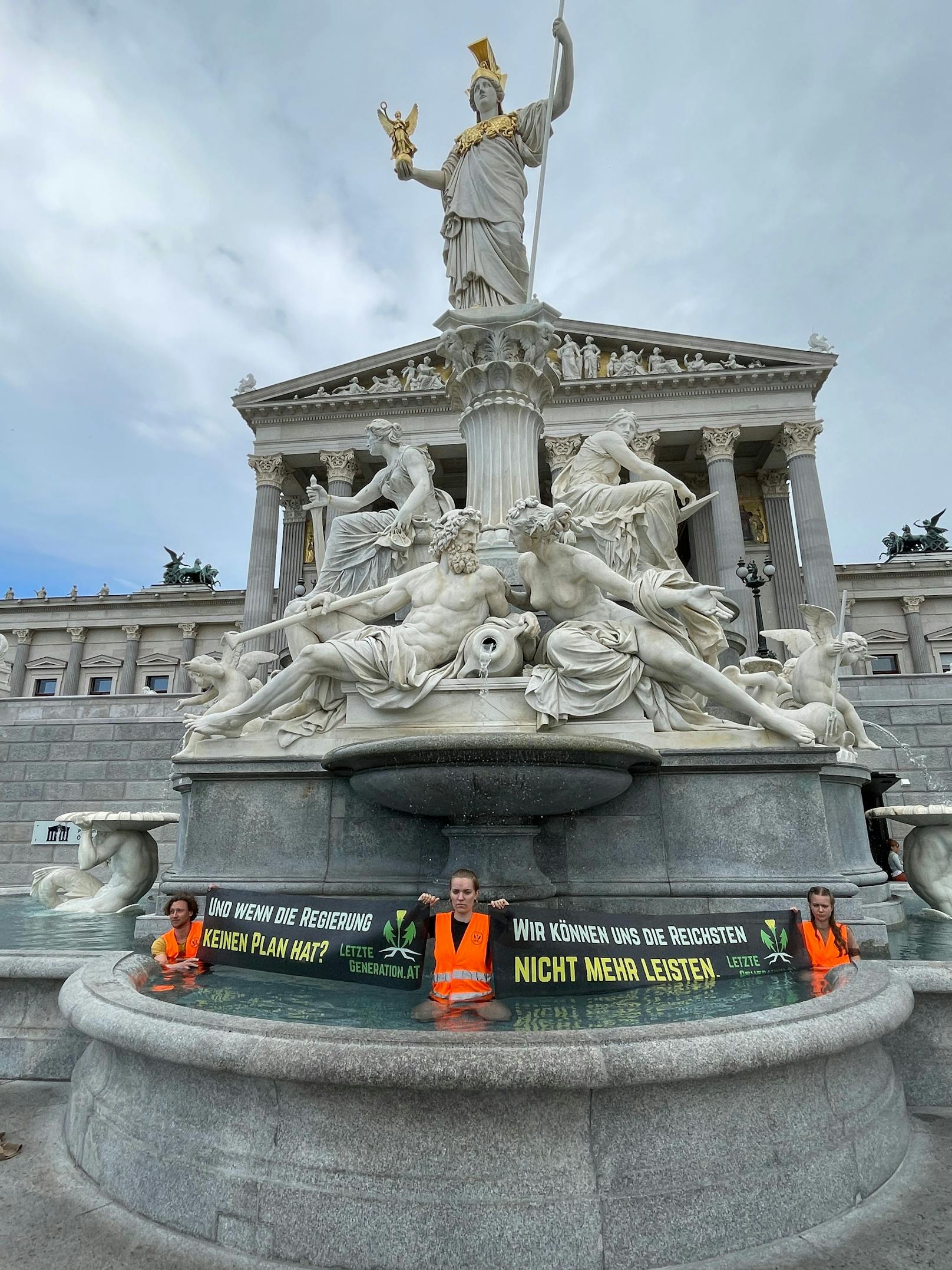 Aktivisten der Letzten Generation versenkten sich am 13. Juli 2023 im Pallas-Athene-Brunnen vor dem Parlament.