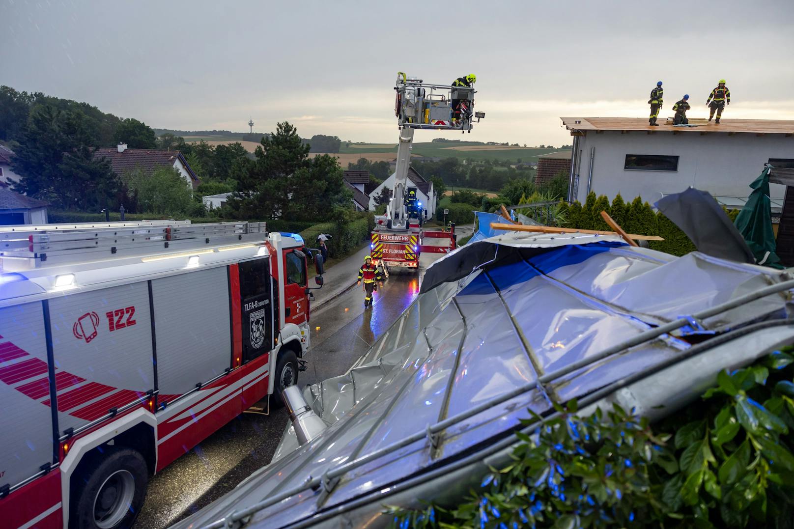 In St. Florian bei Linz stürzte ein Dach beim Sturm herunter, krachte in den Pool davor.