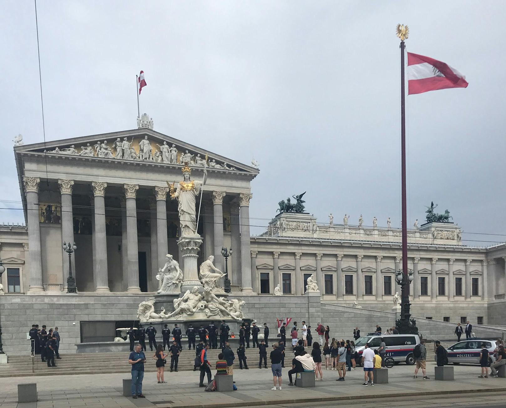 Aktivisten der Letzten Generation versenkten sich am 13. Juli 2023 im Pallas-Athene-Brunnen vor dem Parlament.