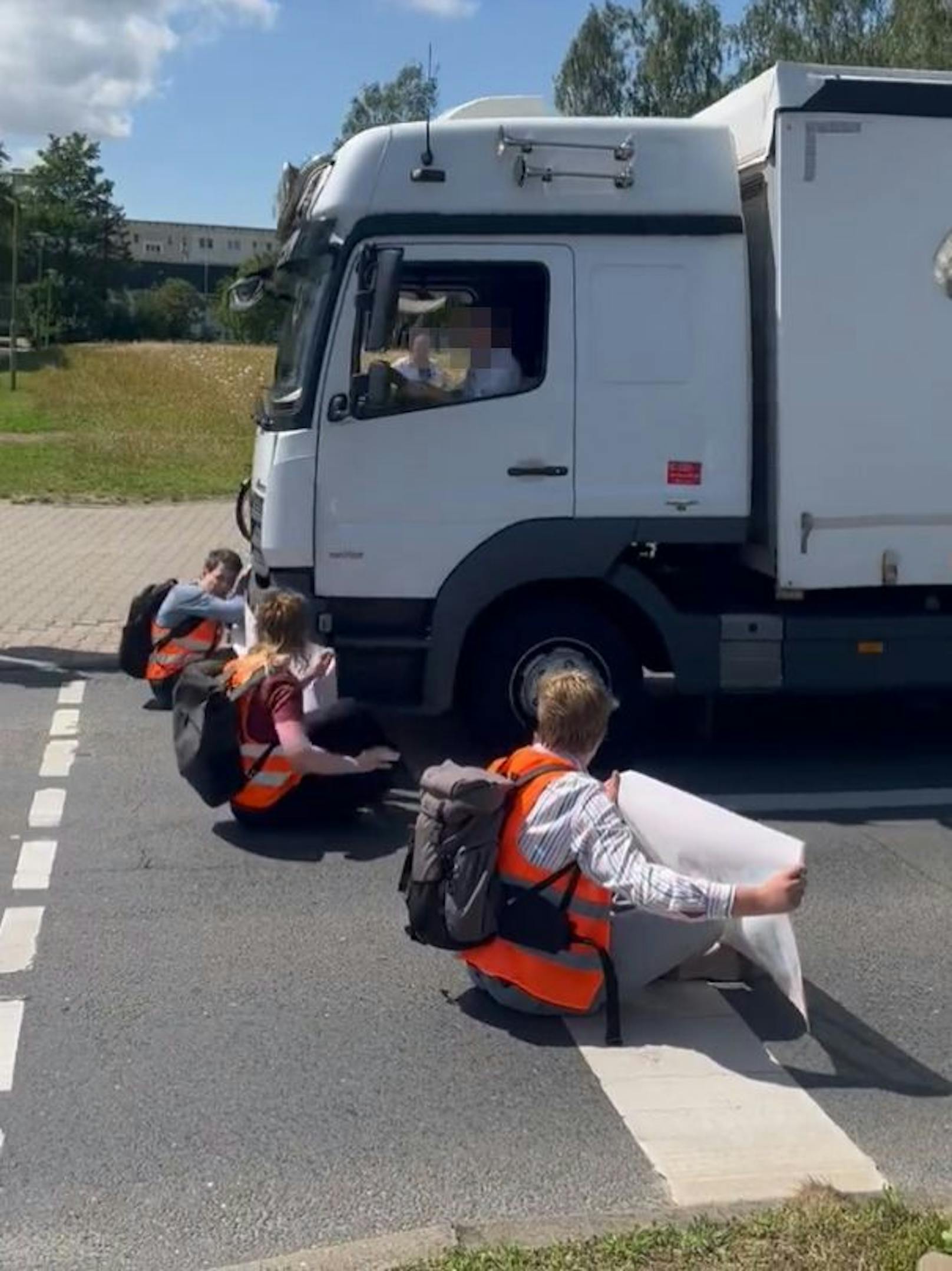 Eskalation in Stralsund am 12. Juli 2023: Ein Lkw-Lenker fuhr absichtlich mitten in die Straßenblockade der Letzten Generation, drohte den Aktivisten mit Faustschlägen. Vor den Augen mehrerer Volksschüler.