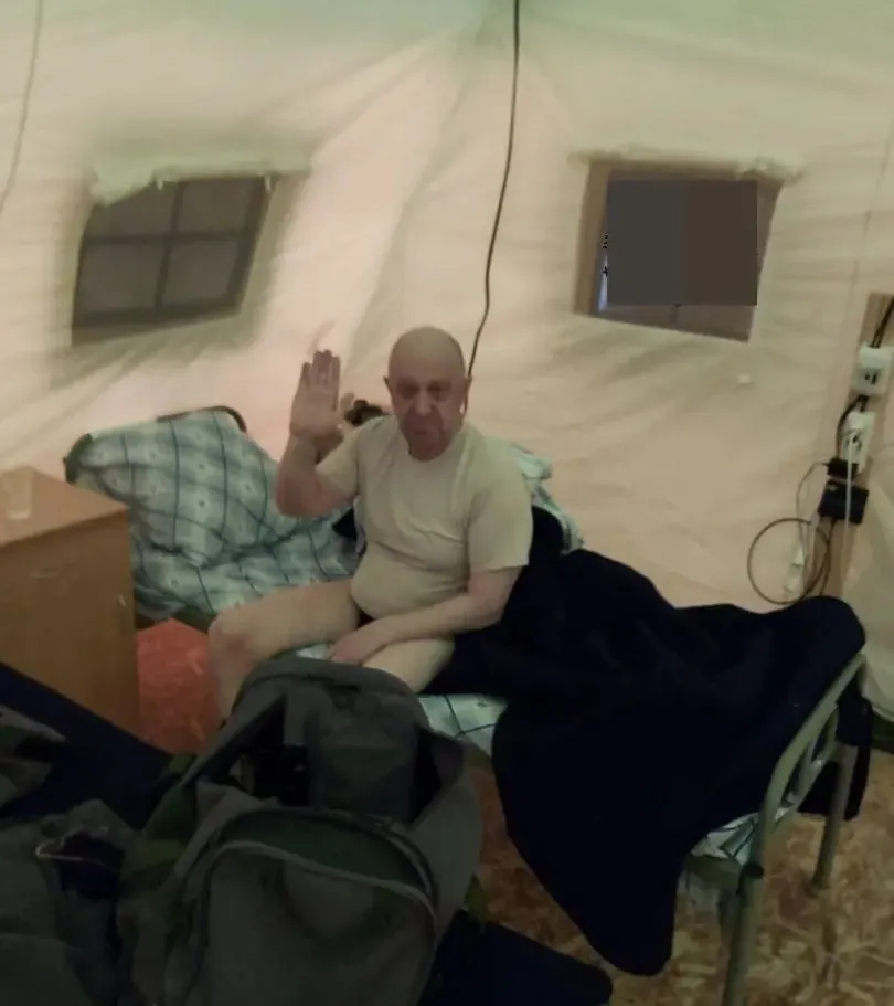 So hat man Wagner-Chef Jewgeni Prigoschin noch nie gesehen.