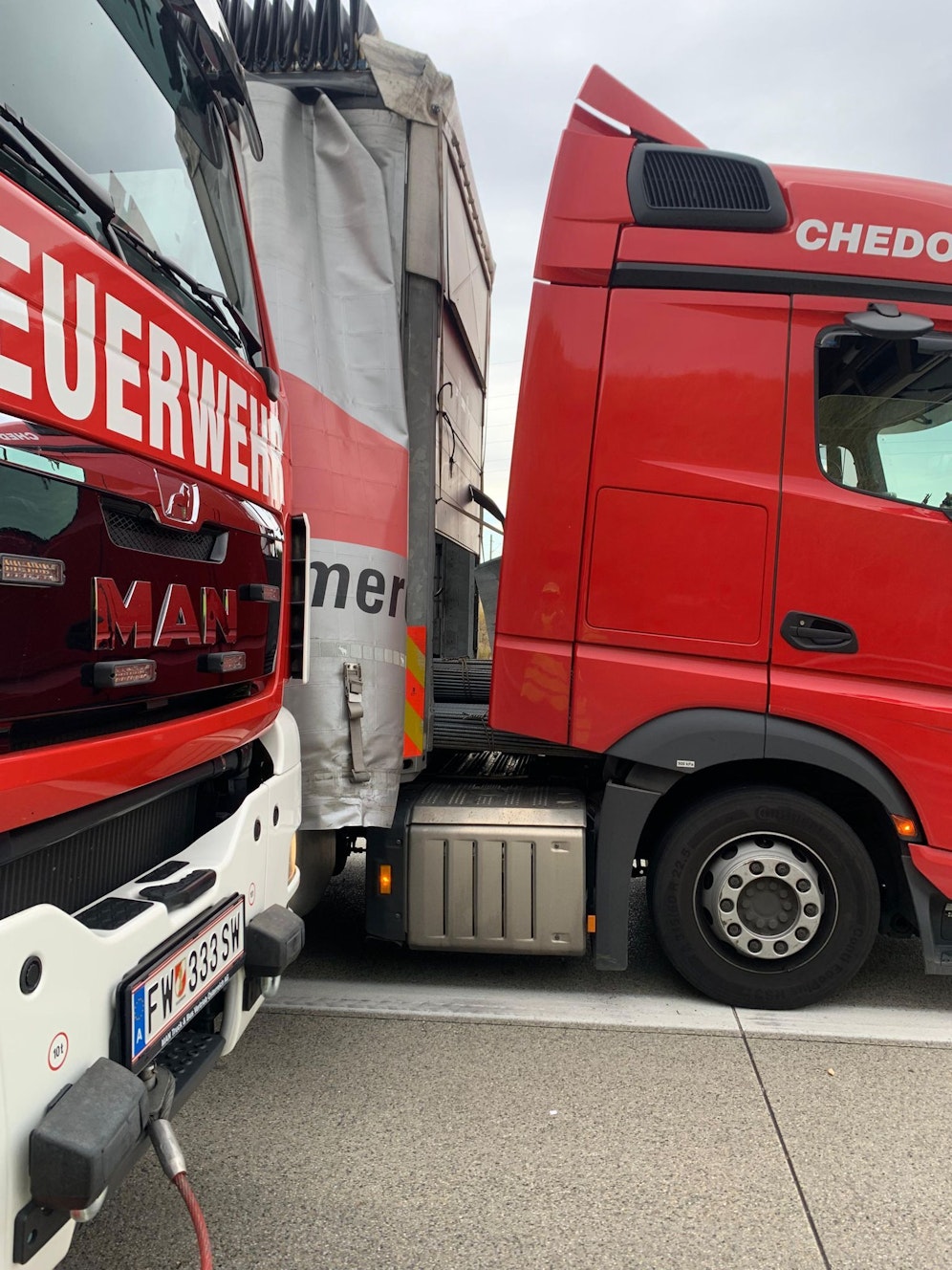 Die Bergung des schwer beschädigten Lkw dauerte mehrere Stunden.