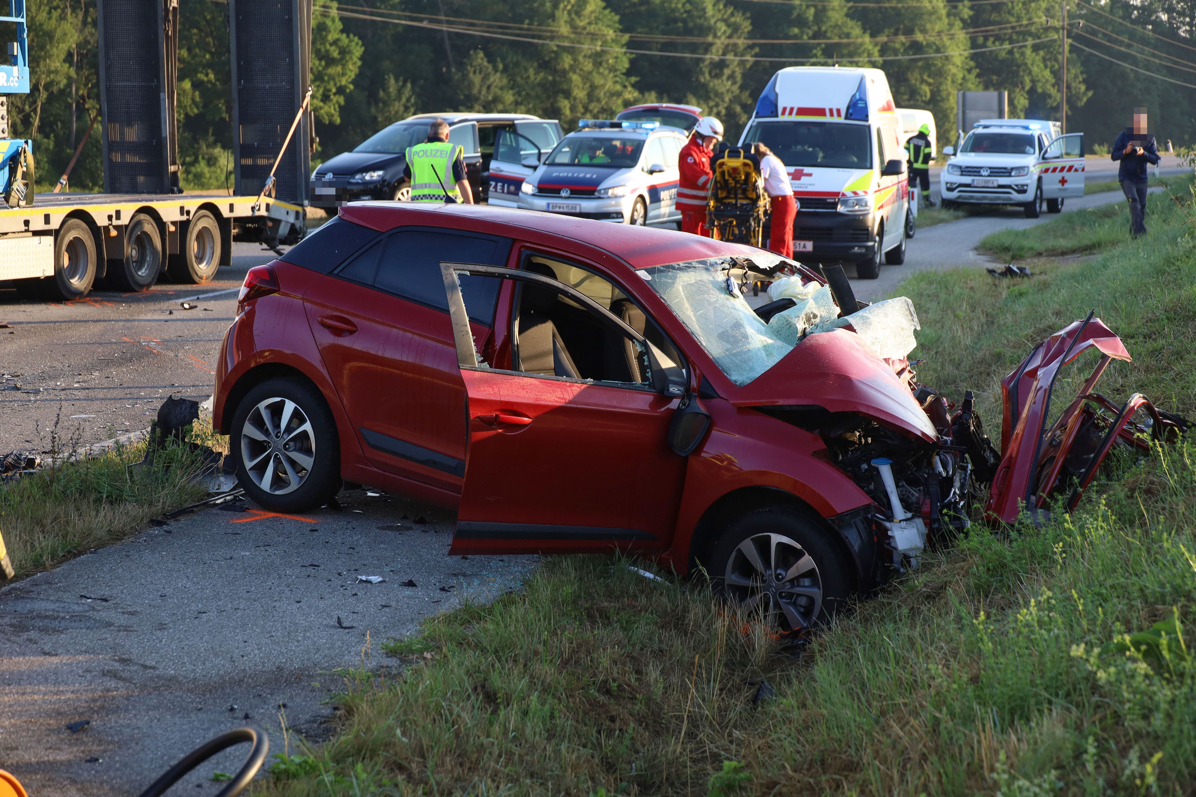 Ein Totalschaden: das Auto, in dem die Lenkerin in Niederwaldkirchen (Bez. Linz-Land) starb.