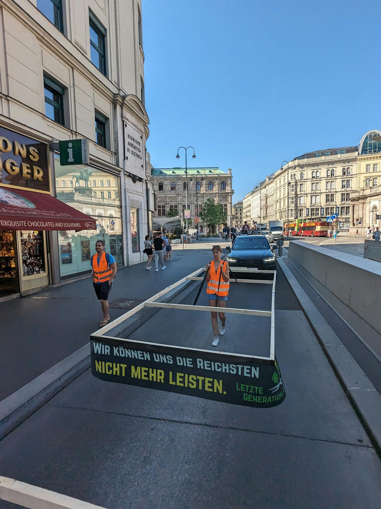 Aktivisten der Letzten Generation blockierten am 14. Juli 2023 den Verkehr am Parkring mit einem langsamen Marsch.