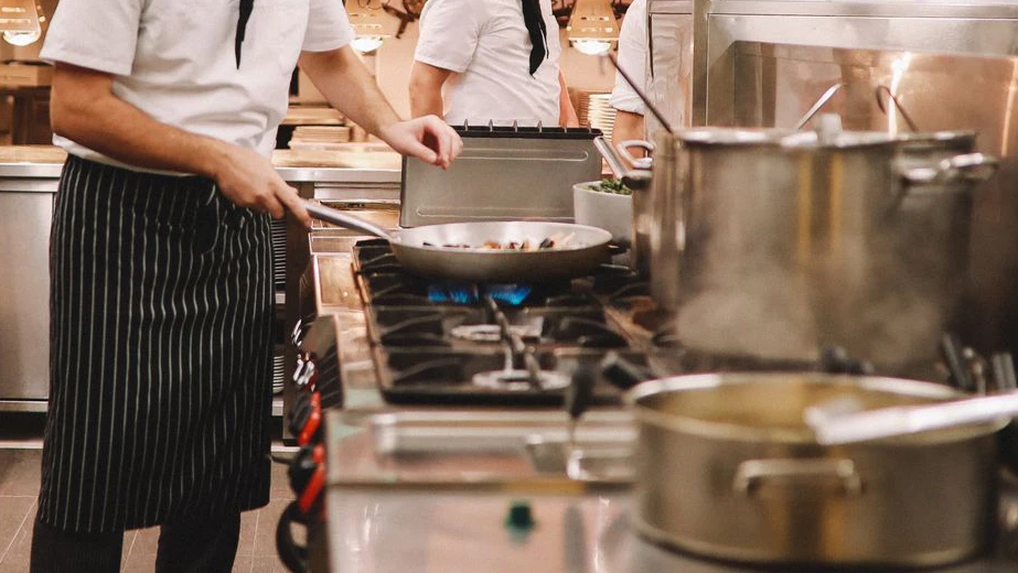 Heute.at - Küchenhelfer gefeuert – Jetzt muss Chef 2.590 € zahlen