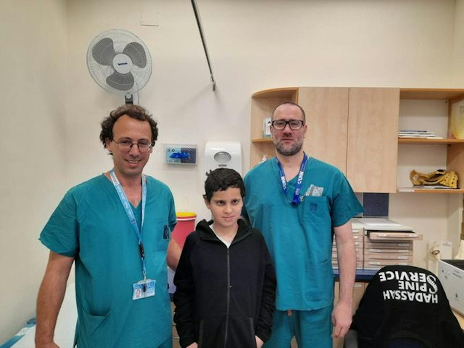 Dr. Ohad Einav und Ziv Asa mit dem 12-jährigen Suleiman Hassan im Hadassah Medical Center nach seiner Genesung.