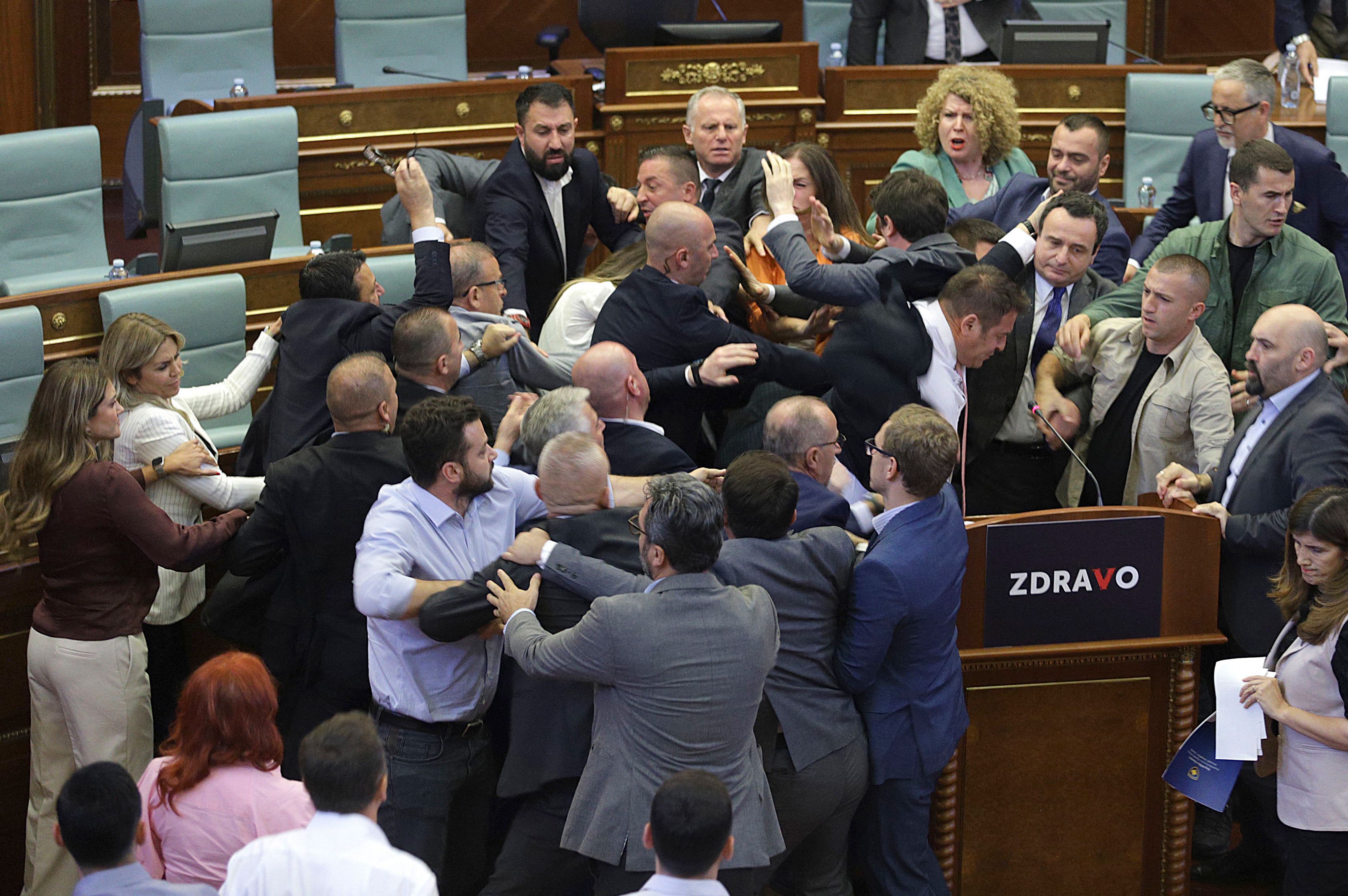 Download von www.picturedesk.com am 14.07.2023 (18:11).  Kosovo opposition lawmakers clash with ruling members in the Kosovo parliament on July 13, 2023 during a heated debate over measures aimed at defusing tensions in restive Serb enclaves in the north. The melee kicked off as Prime Minister Albin Kurti addressed the house and was doused with water by a rival lawmaker. (Photo by AFP) - 20230713_PD4039 - Rechteinfo: Rights Managed (RM) Nur für redaktionelle Nutzung! Werbliche Nutzung erfordert Freigabe: bitte schicken Sie uns eine Anfrage.