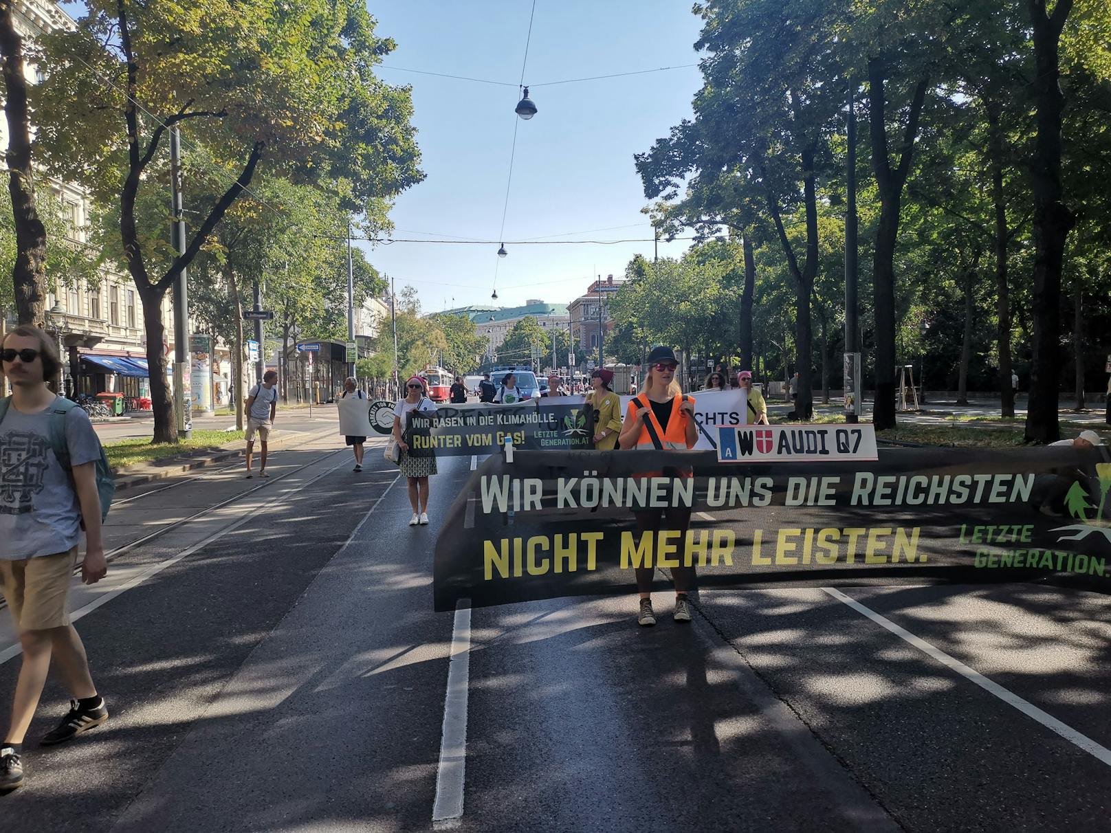 Aktivisten der Letzten Generation blockierten am 14. Juli 2023 den Verkehr am Parkring mit einem langsamen Marsch.