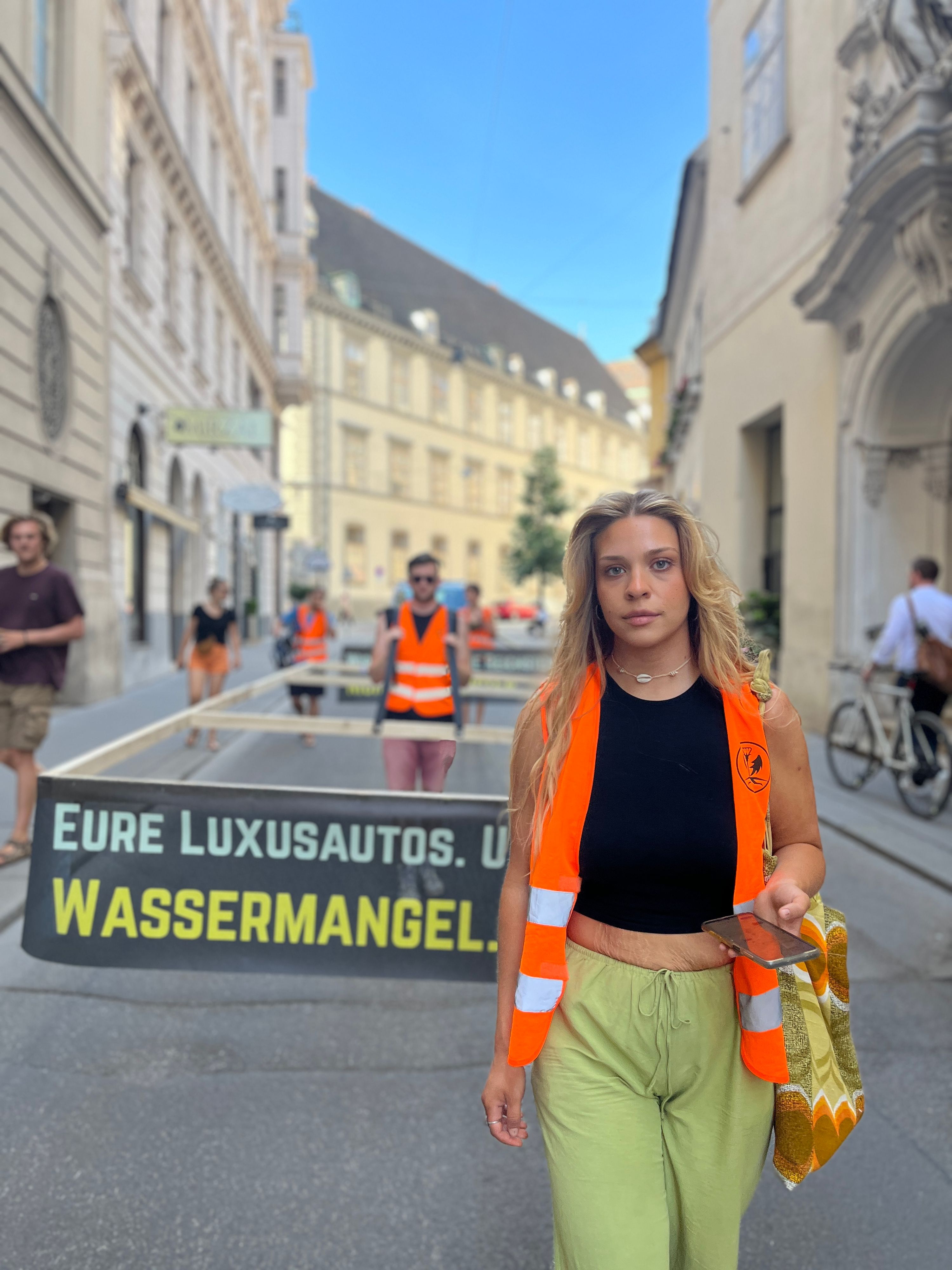 Aktivisten der Letzten Generation blockierten am 14. Juli 2023 den Verkehr am Parkring mit einem langsamen Marsch.