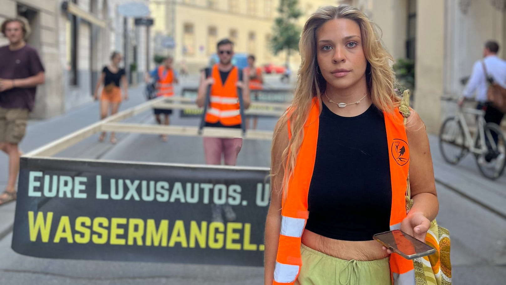 Aktivisten der Letzten Generation blockierten am 14. Juli 2023 den Verkehr am Parkring mit einem langsamen Marsch.