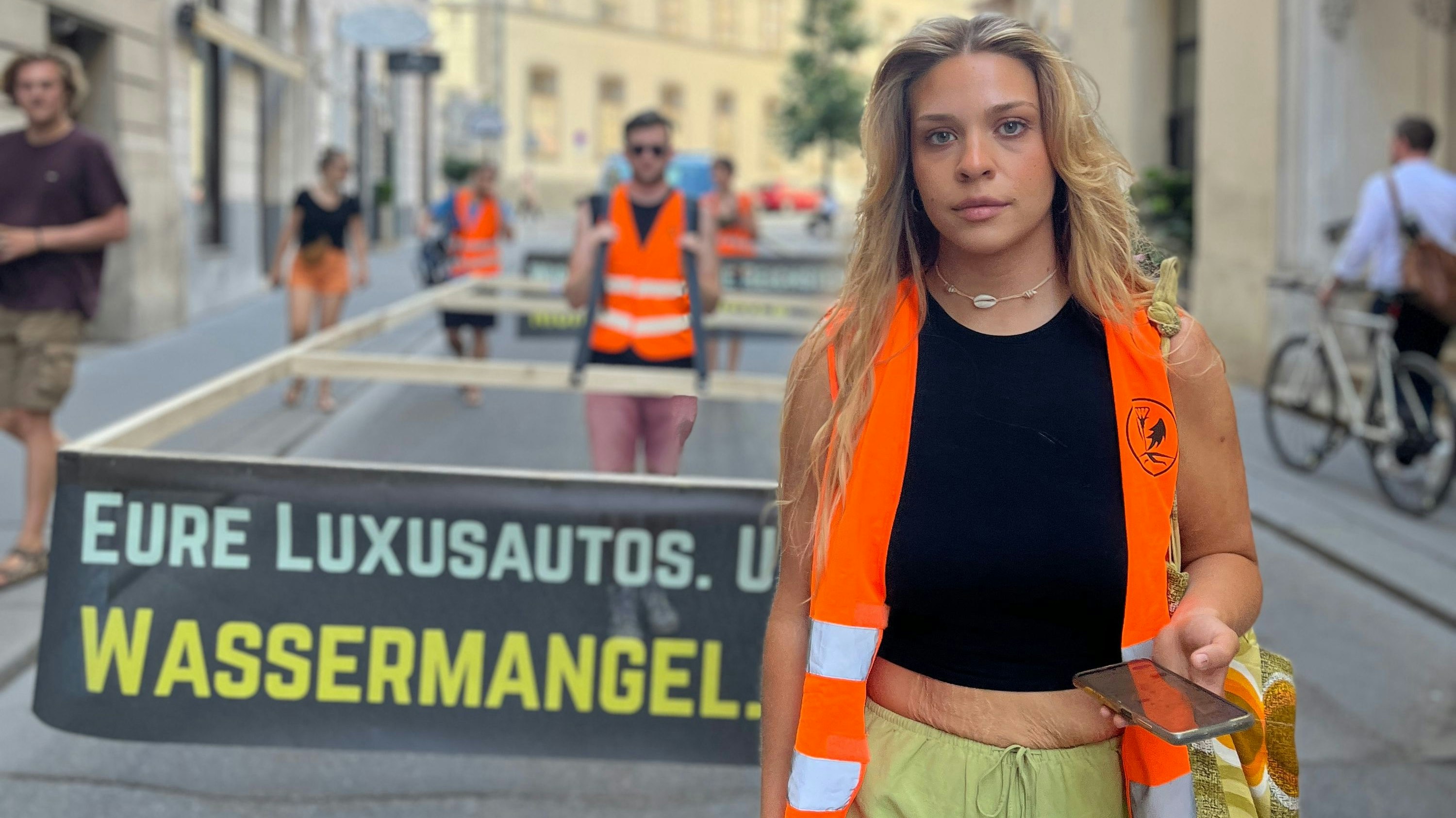 Aktivisten der Letzten Generation blockierten am 14. Juli 2023 den Verkehr am Parkring mit einem langsamen Marsch.