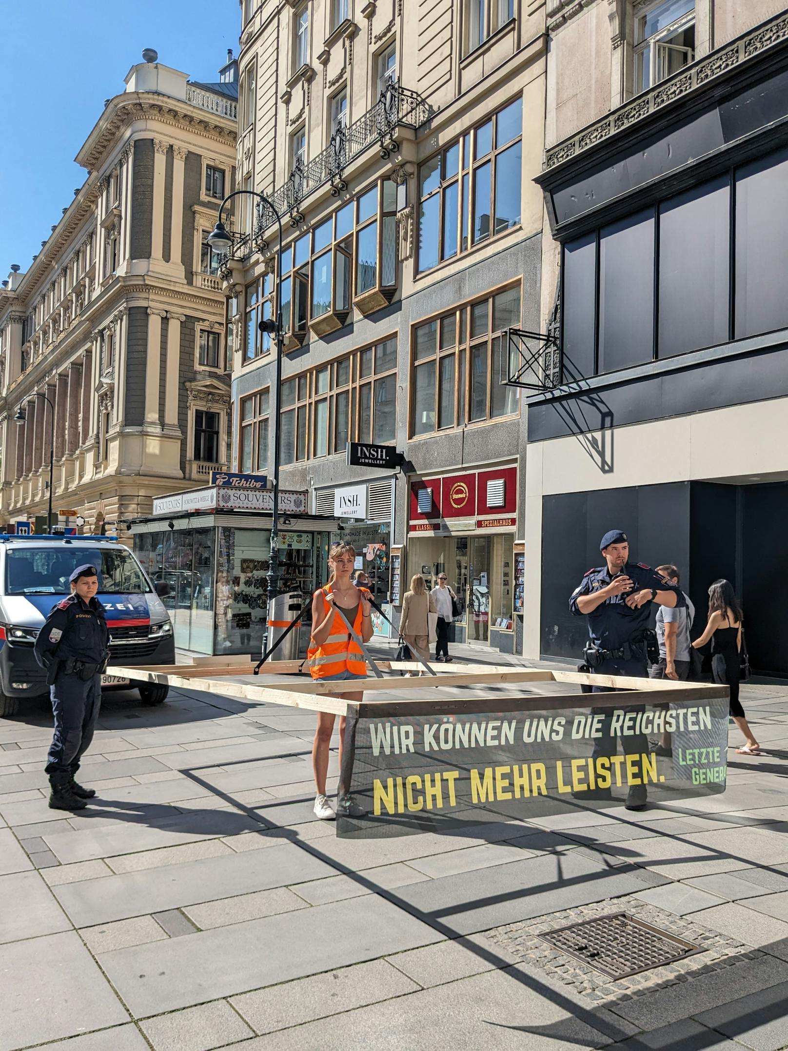 Aktivisten der Letzten Generation blockierten am 14. Juli 2023 den Verkehr am Parkring mit einem langsamen Marsch.