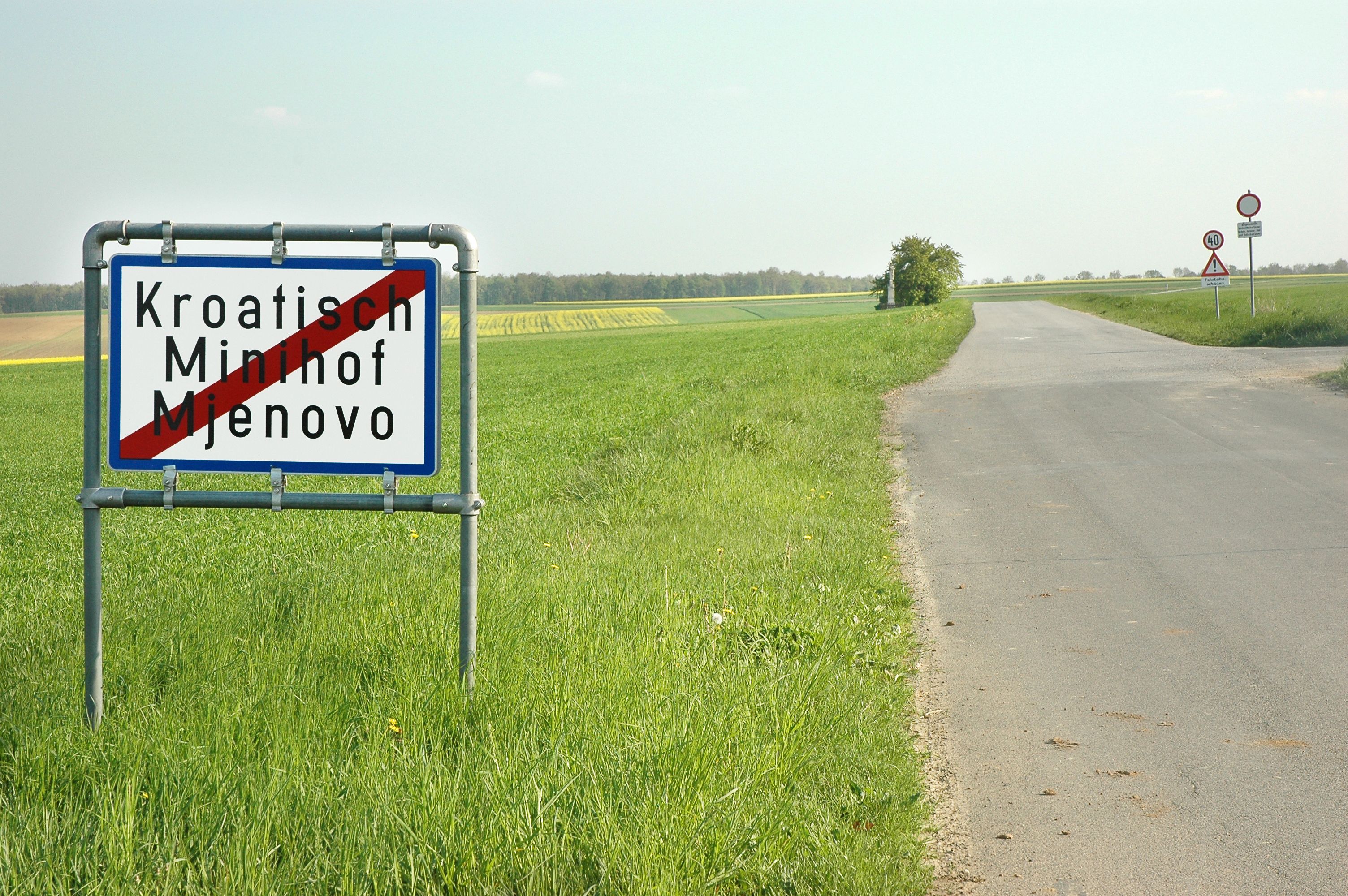 Die Ortsausfahrt von Kroatisch Minihof im Burgenland. 