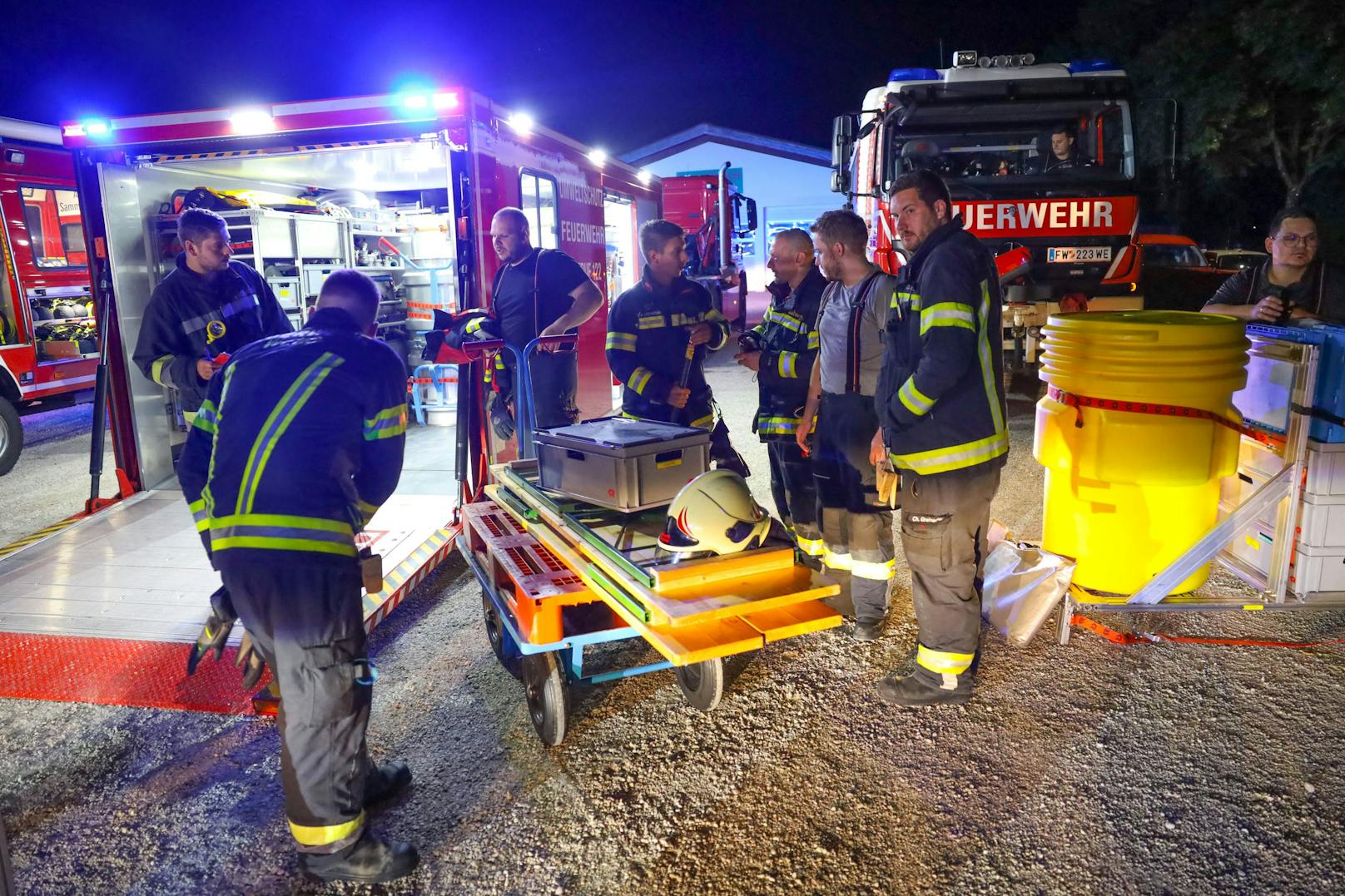 Vier Feuerwehren, ein Großaufgebot des Rettungsdienstes sowie die Polizei standen am späten Freitagabend nach einer Explosion in einem Freibad in Lambach (Bezirk Wels-Land) im Einsatz.