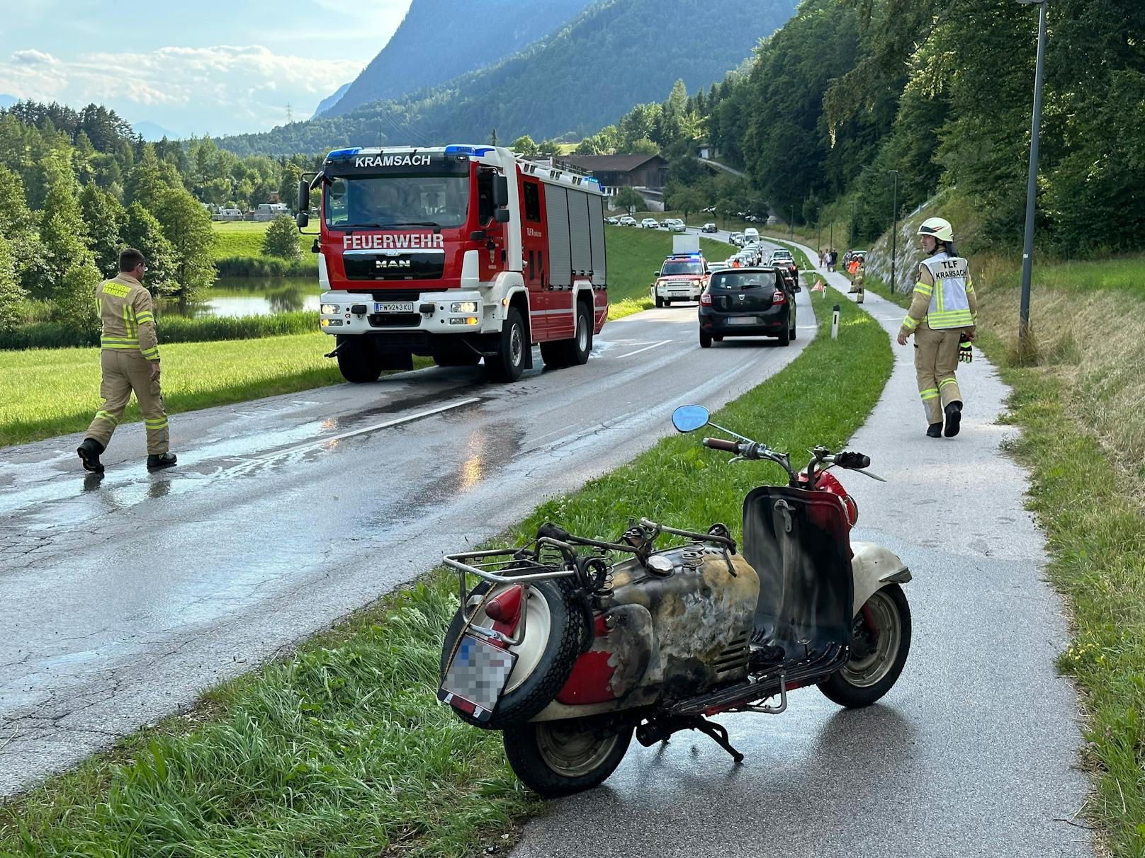 Mit einem Erbstück, einer roten "PUCH" aus dem Jahr 1955 war ein Tiroler am Freitag auf der Unterinntaler Landesstraße in Richtung Reintaler See unterwegs, als aus unbekannter Ursache ein Feuer am Moped ausbrach.