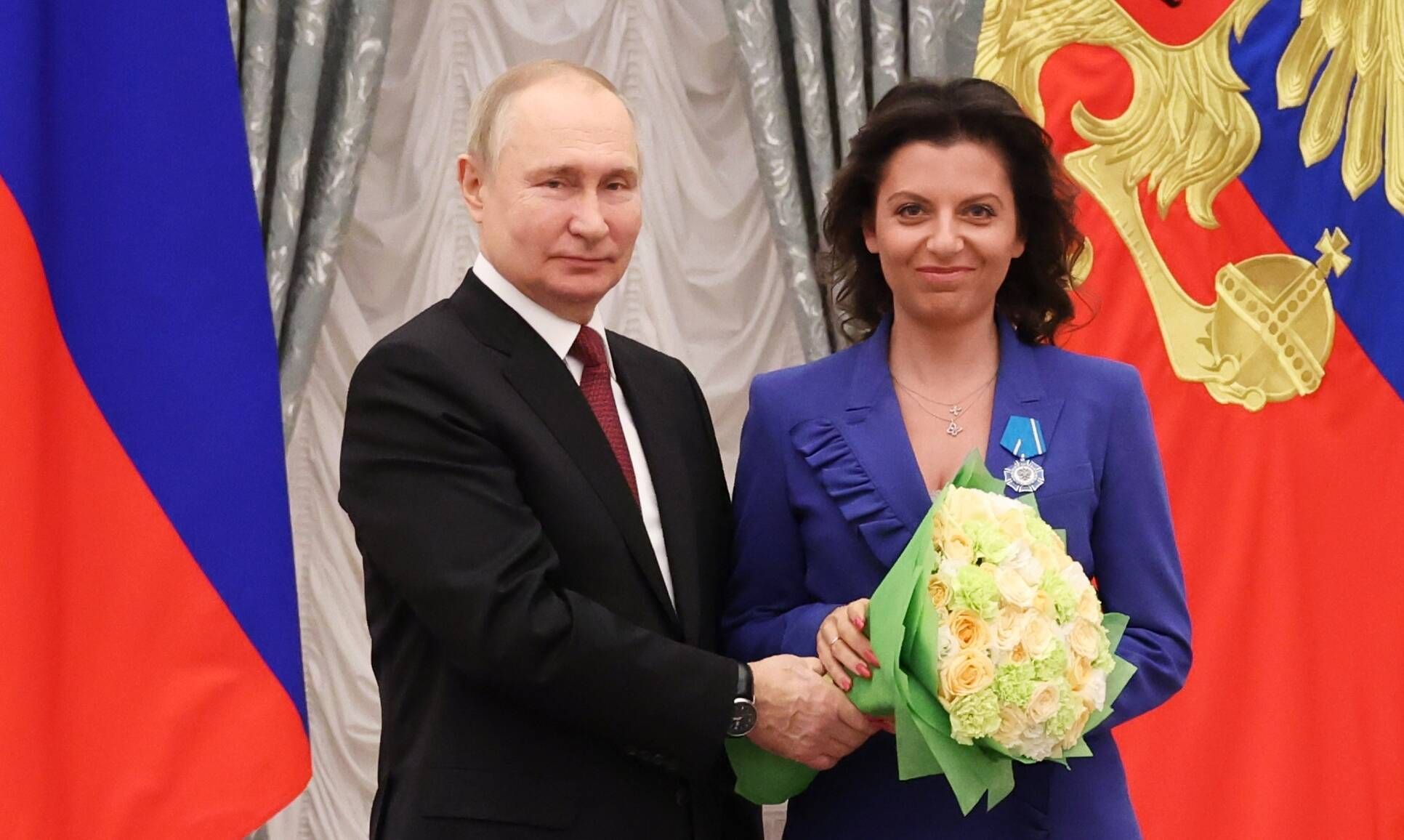 Russia Putin State Awards Presentation 8343691 20.12.2022 Russian President Vladimir Putin awards Russian broadcasters RT s editor-in-chief, Margarita Simonyan with the Order of Honour during a ceremony to present state decorations for achievements in the field of education, science, medicine and healthcare, industry, agriculture, maritime transport, and other areas at the Kremlin s St. Catherine Hall in Moscow, Russia. Mikhail Klimentyev / Sputnik Moscow Russia PUBLICATIONxINxGERxSUIxAUTxONLY Copyright: xMikhailxKlimentyevx 