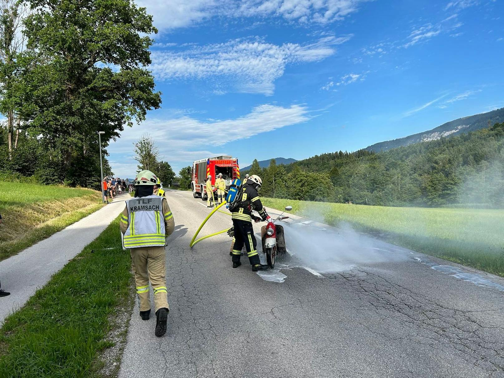 Mit einem Erbstück, einer roten "PUCH" aus dem Jahr 1955 war ein Tiroler am Freitag auf der Unterinntaler Landesstraße in Richtung Reintaler See unterwegs, als aus unbekannter Ursache ein Feuer am Moped ausbrach.