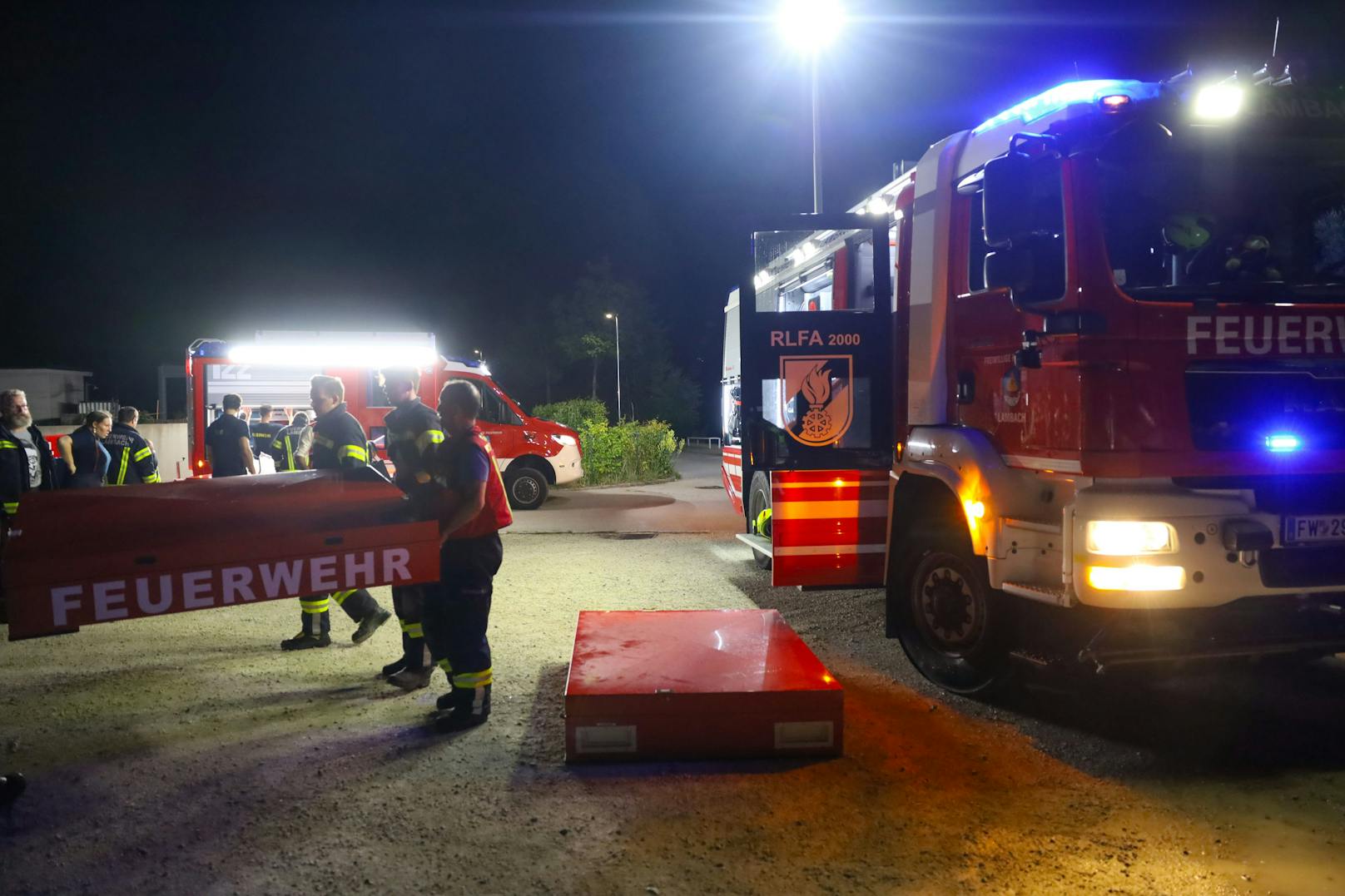 Vier Feuerwehren, ein Großaufgebot des Rettungsdienstes sowie die Polizei standen am späten Freitagabend nach einer Explosion in einem Freibad in Lambach (Bezirk Wels-Land) im Einsatz.