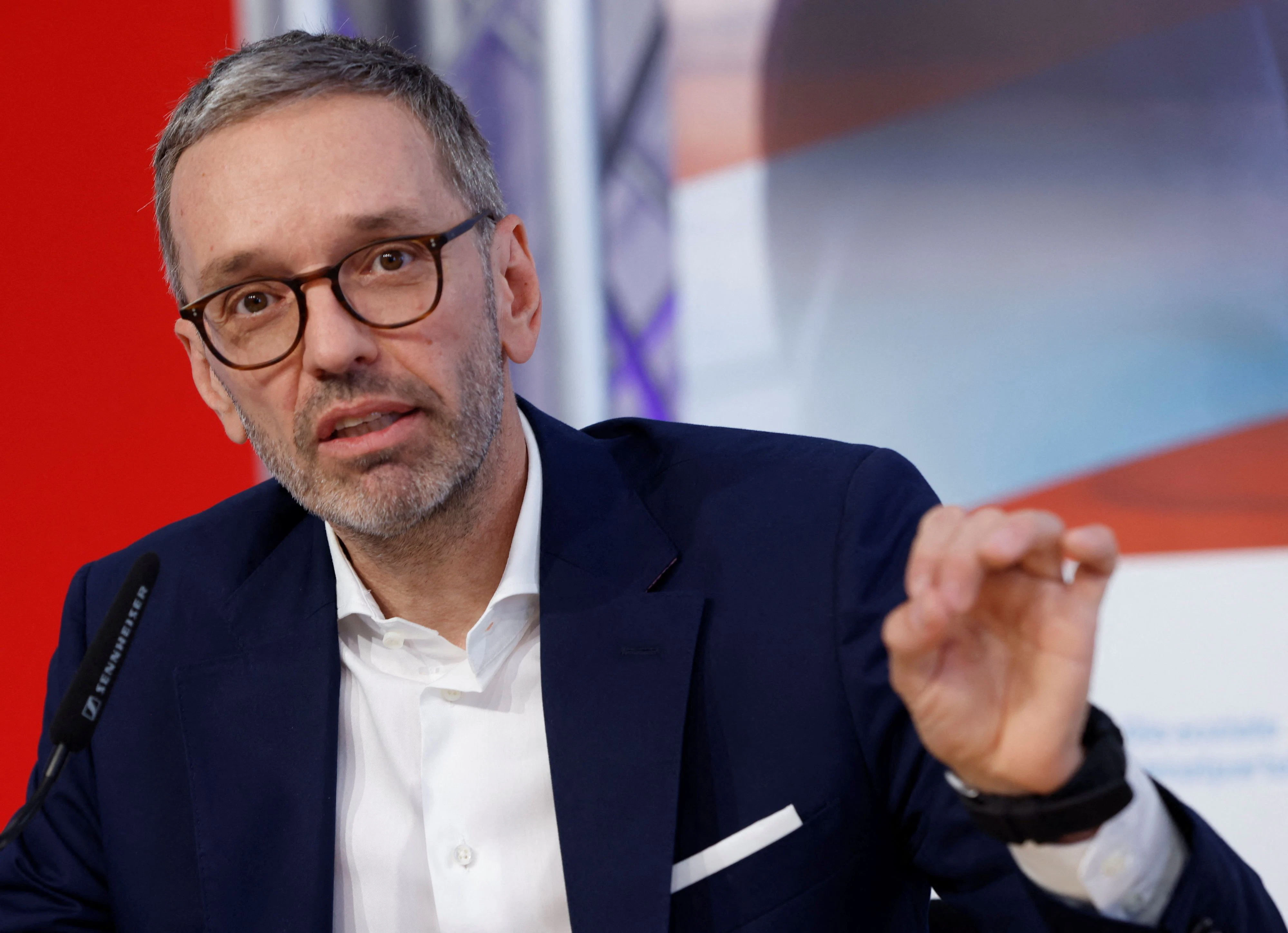 FPÖ-Chef Herbert Kickl: "Jetzt muss der österreichische Steuerzahler die selbst verschuldeten Behandlungskosten des Mörders(!!) im AKH übernehmen."