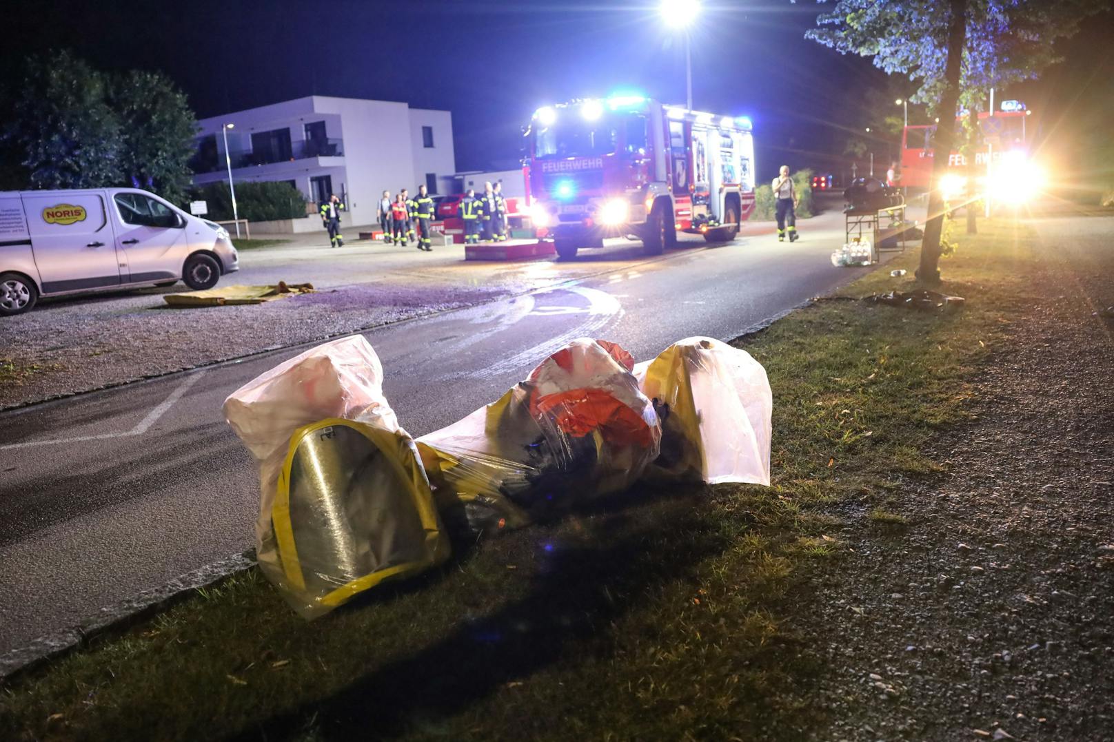 Vier Feuerwehren, ein Großaufgebot des Rettungsdienstes sowie die Polizei standen am späten Freitagabend nach einer Explosion in einem Freibad in Lambach (Bezirk Wels-Land) im Einsatz.