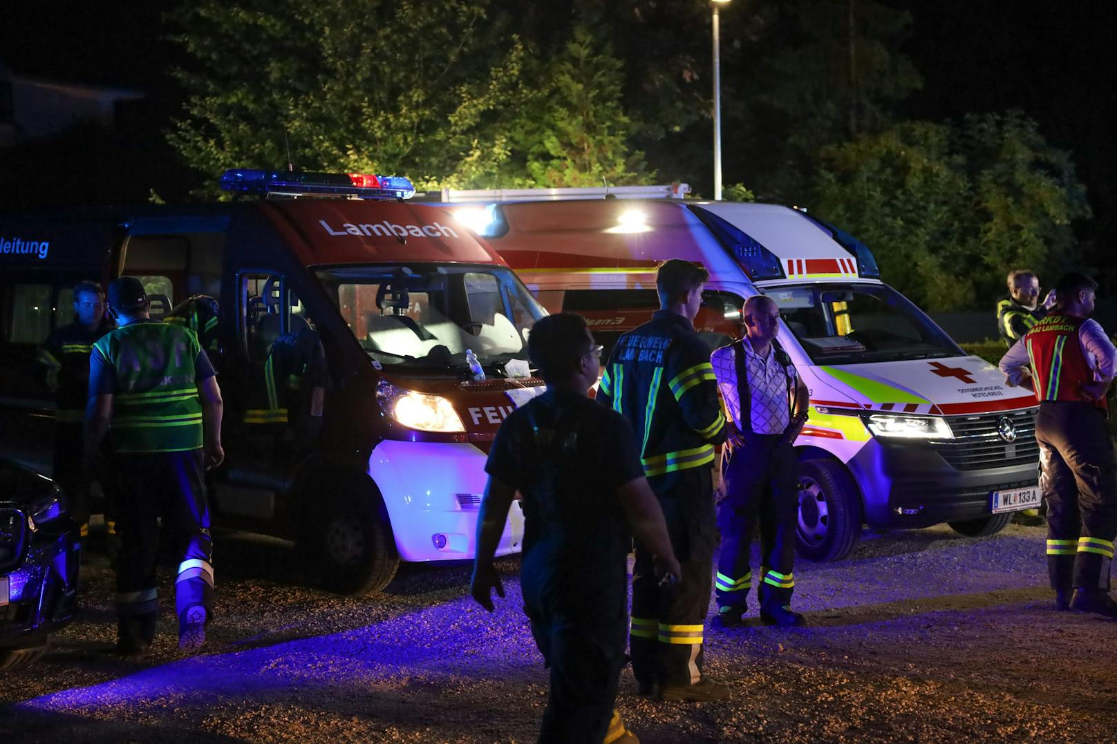 Vier Feuerwehren, ein Großaufgebot des Rettungsdienstes sowie die Polizei standen am späten Freitagabend nach einer Explosion in einem Freibad in Lambach (Bezirk Wels-Land) im Einsatz.