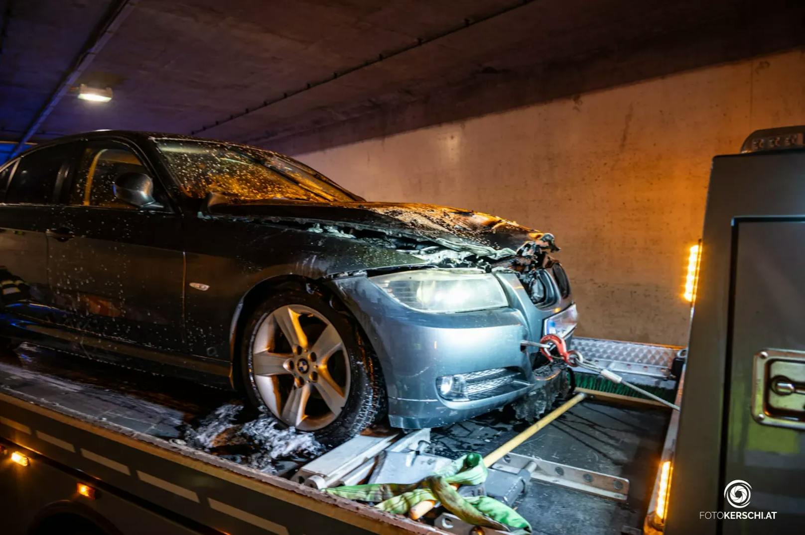 Ein BMW aus Deutschland, besetzt mit 2 Erwachsenen und einem Kleinkind, fing während der Fahrt im Tunnel Steinhaus auf der A8 im Motorraum Feuer. Die A8 musste gesperrt werden.