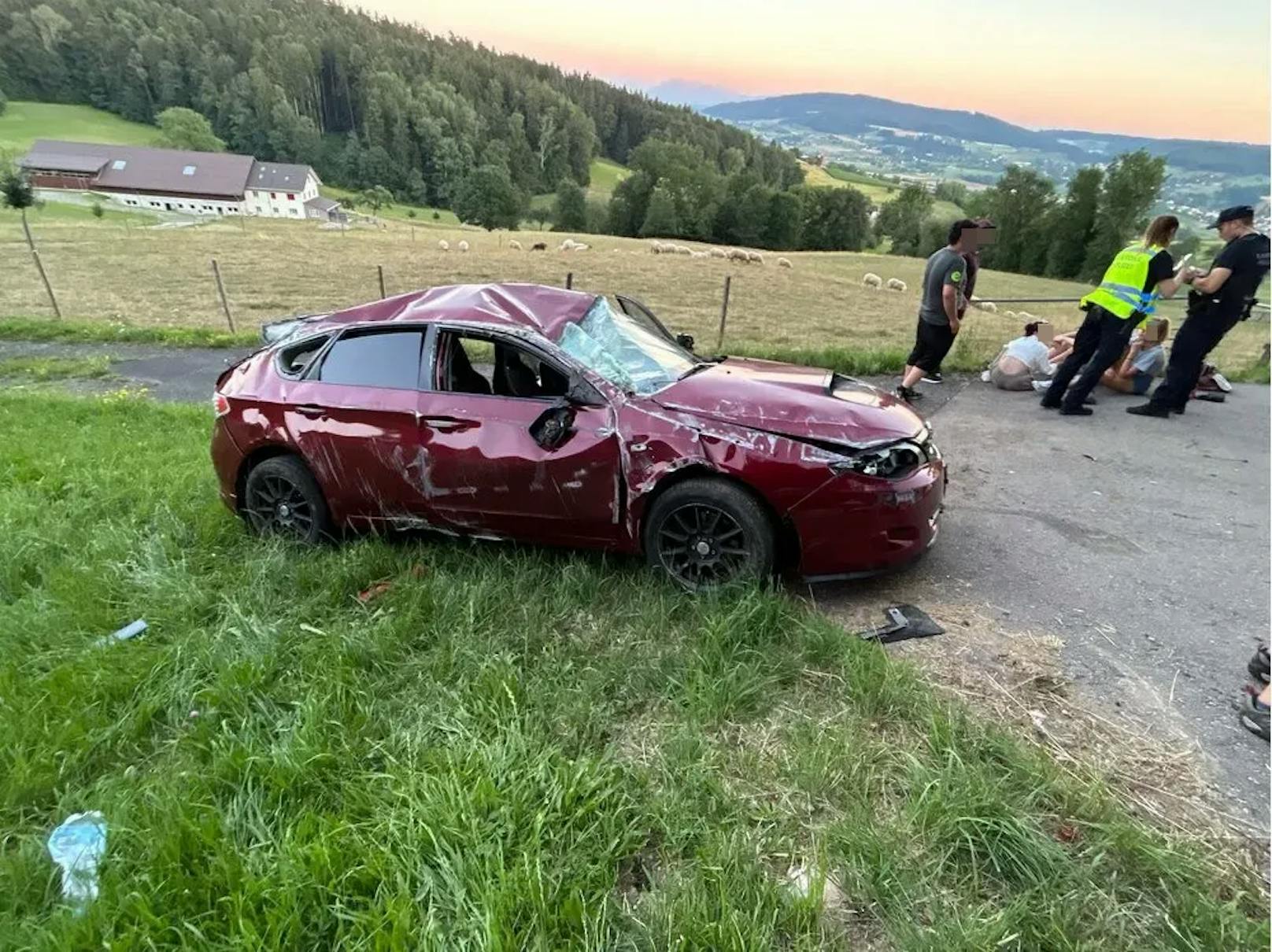 Ein 18-jähriger Führerscheinneuling geriet von der Fahrbahn und überschlug sich. Seinen Führerausweis auf Probe besaß er erst seit zwei Wochen.