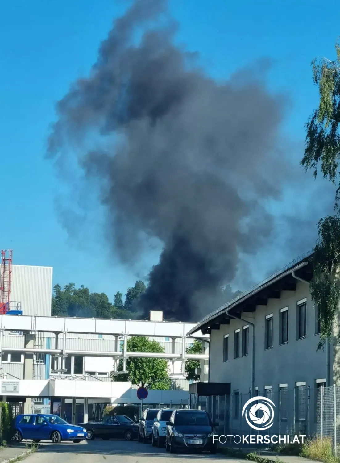 Ein Großbrand ist am Samstagnachmittag am Gelände des BMW-Werks in Steyr ausgebrochen.