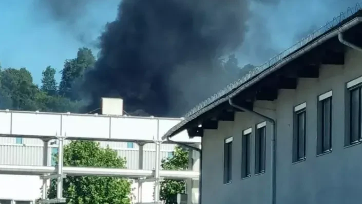 Ein Großbrand ist am Samstagnachmittag am Gelände des BMW-Werks in Steyr ausgebrochen.