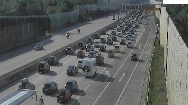 Auf der Südautobahn Richtung Süden brennt ein Fahrzeug – Stau baut sich rasch auf.