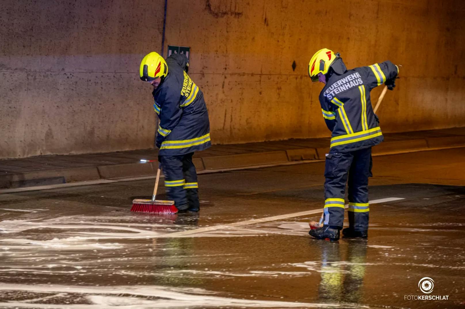 Ein BMW aus Deutschland, besetzt mit 2 Erwachsenen und einem Kleinkind, fing während der Fahrt im Tunnel Steinhaus auf der A8 im Motorraum Feuer. Die A8 musste gesperrt werden.
