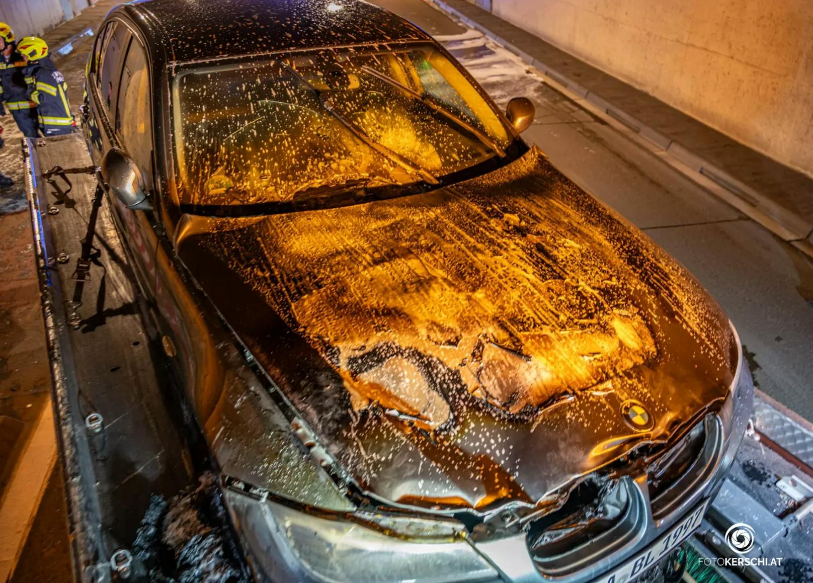 Ein BMW aus Deutschland, besetzt mit 2 Erwachsenen und einem Kleinkind, fing während der Fahrt im Tunnel Steinhaus auf der A8 im Motorraum Feuer. Die A8 musste gesperrt werden.