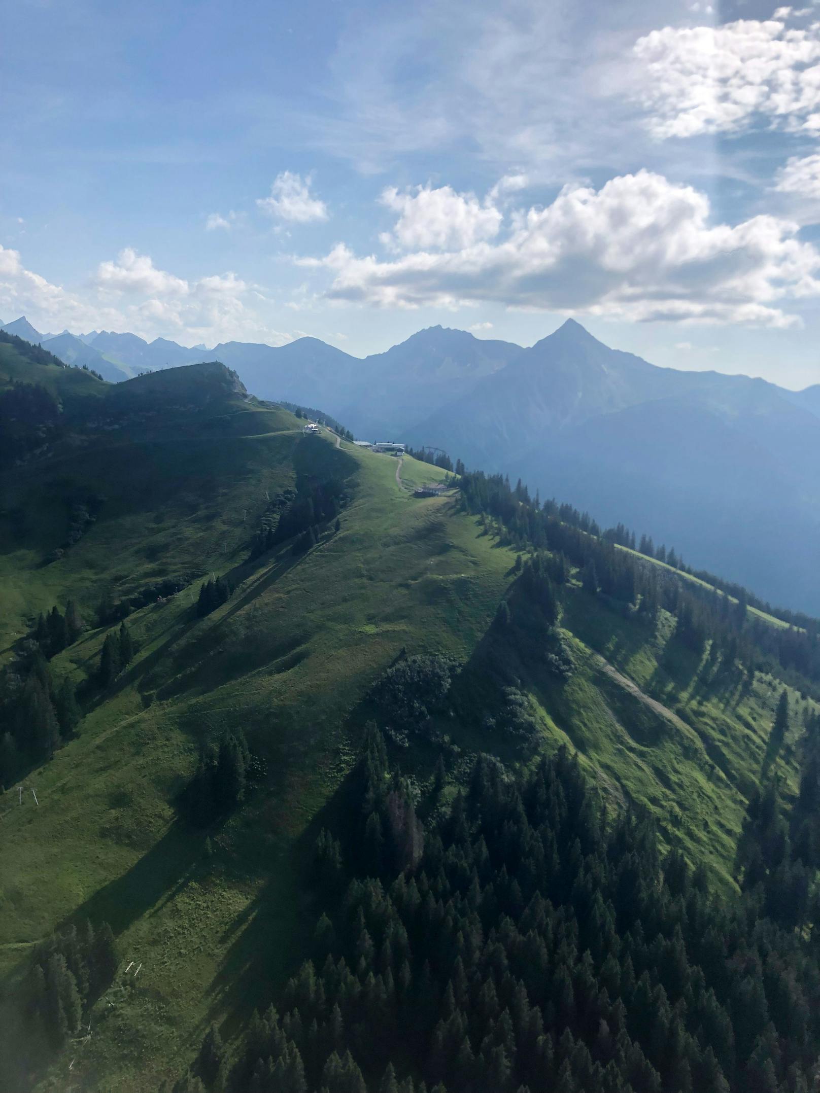 Vermutlich kurz nach dem Start dürfte der Gleitschirmpilot in Turbulenzen gekommen sein und stürzte ab.