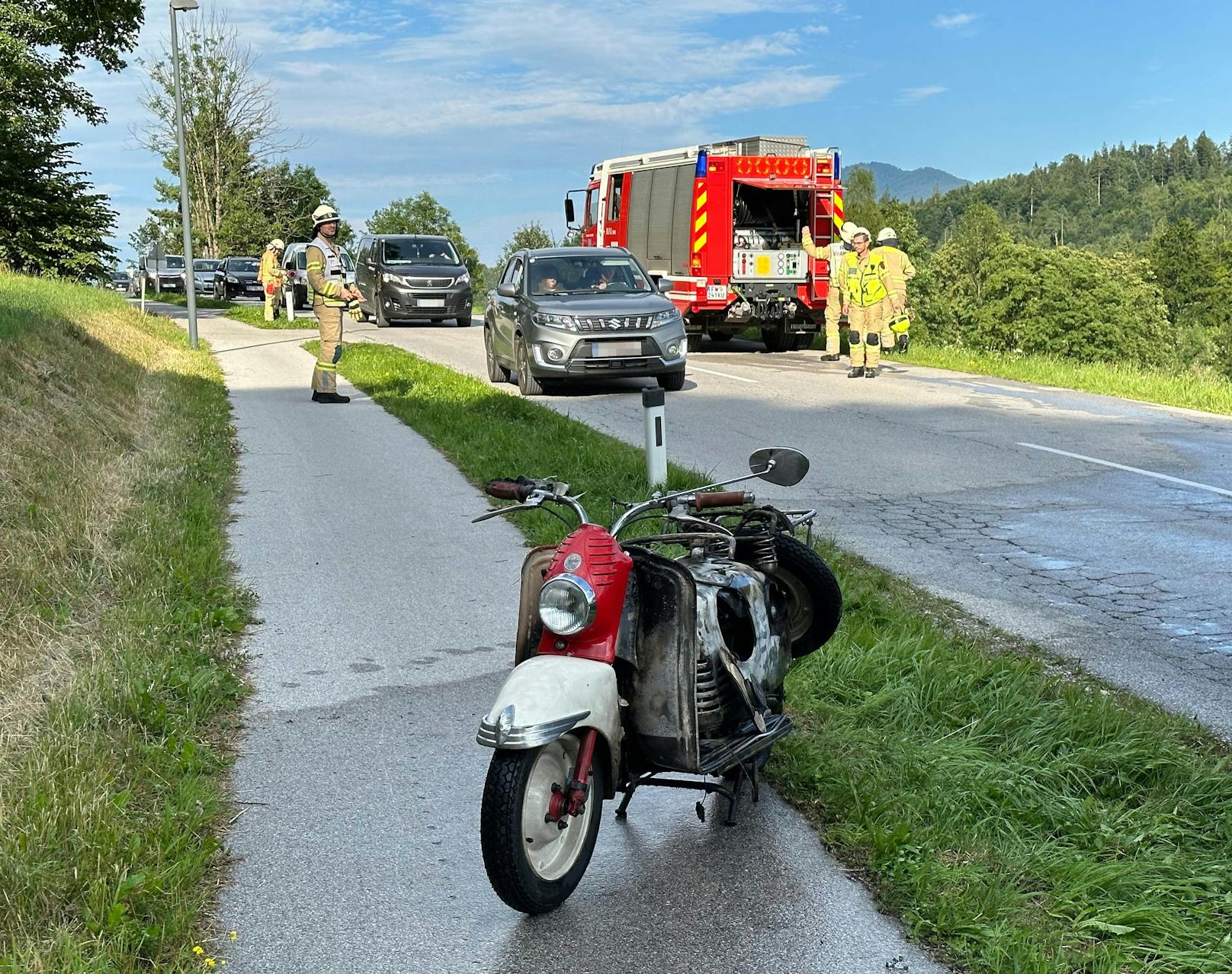 Mit einem Erbstück, einer roten "PUCH" aus dem Jahr 1955 war ein Tiroler am Freitag auf der Unterinntaler Landesstraße in Richtung Reintaler See unterwegs, als aus unbekannter Ursache ein Feuer am Moped ausbrach.