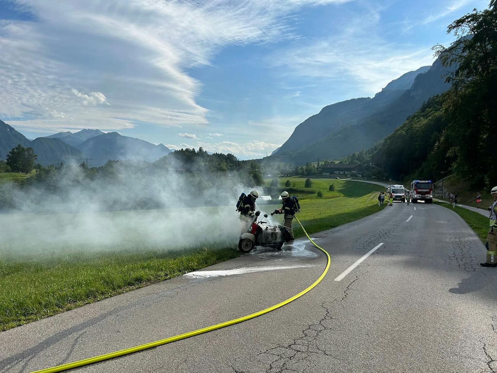 Mit einem Erbstück, einer roten "PUCH" aus dem Jahr 1955 war ein Tiroler am Freitag auf der Unterinntaler Landesstraße in Richtung Reintaler See unterwegs, als aus unbekannter Ursache ein Feuer am Moped ausbrach.
