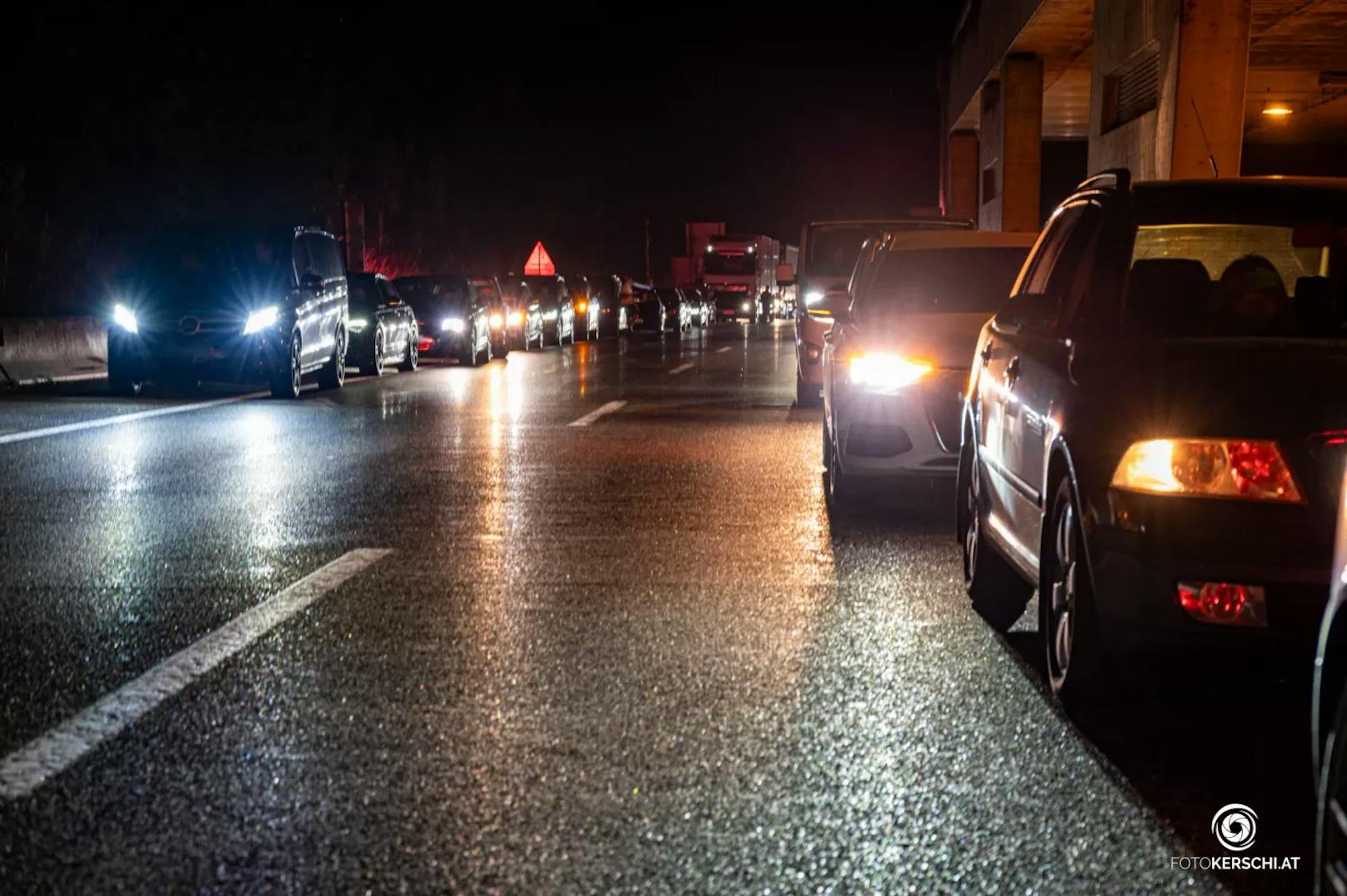 Ein BMW aus Deutschland, besetzt mit 2 Erwachsenen und einem Kleinkind, fing während der Fahrt im Tunnel Steinhaus auf der A8 im Motorraum Feuer. Die A8 musste gesperrt werden.